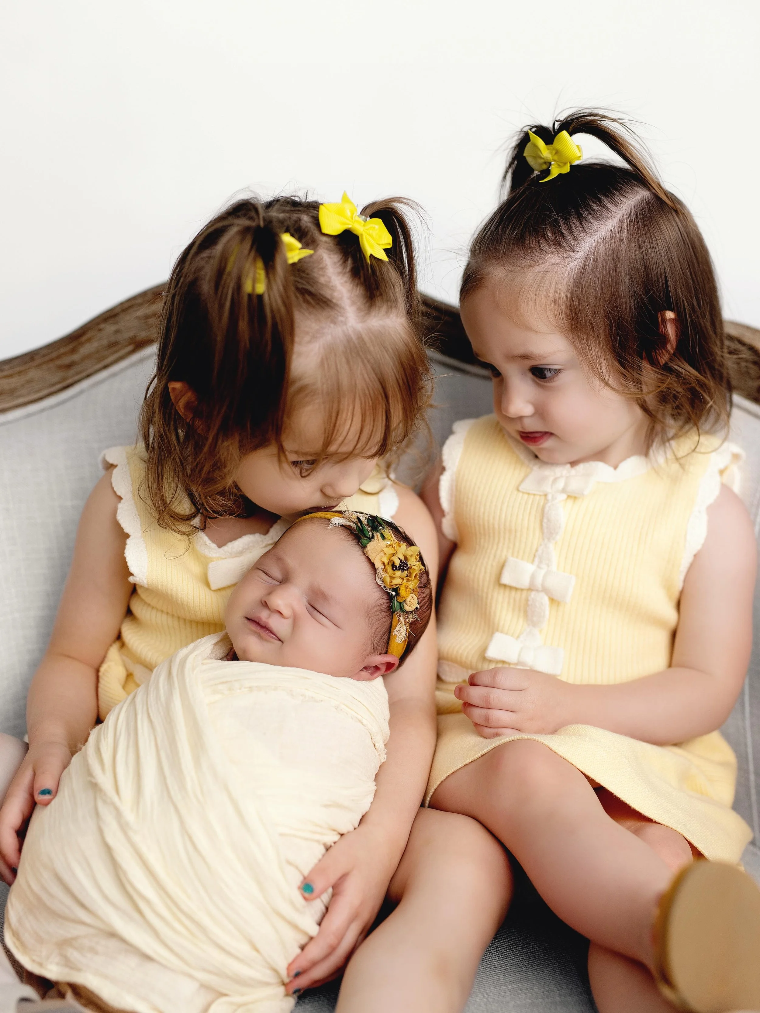 The yellow and blue color combo is chefs kiss!!! These three little girls are the most precious can be! 

💙