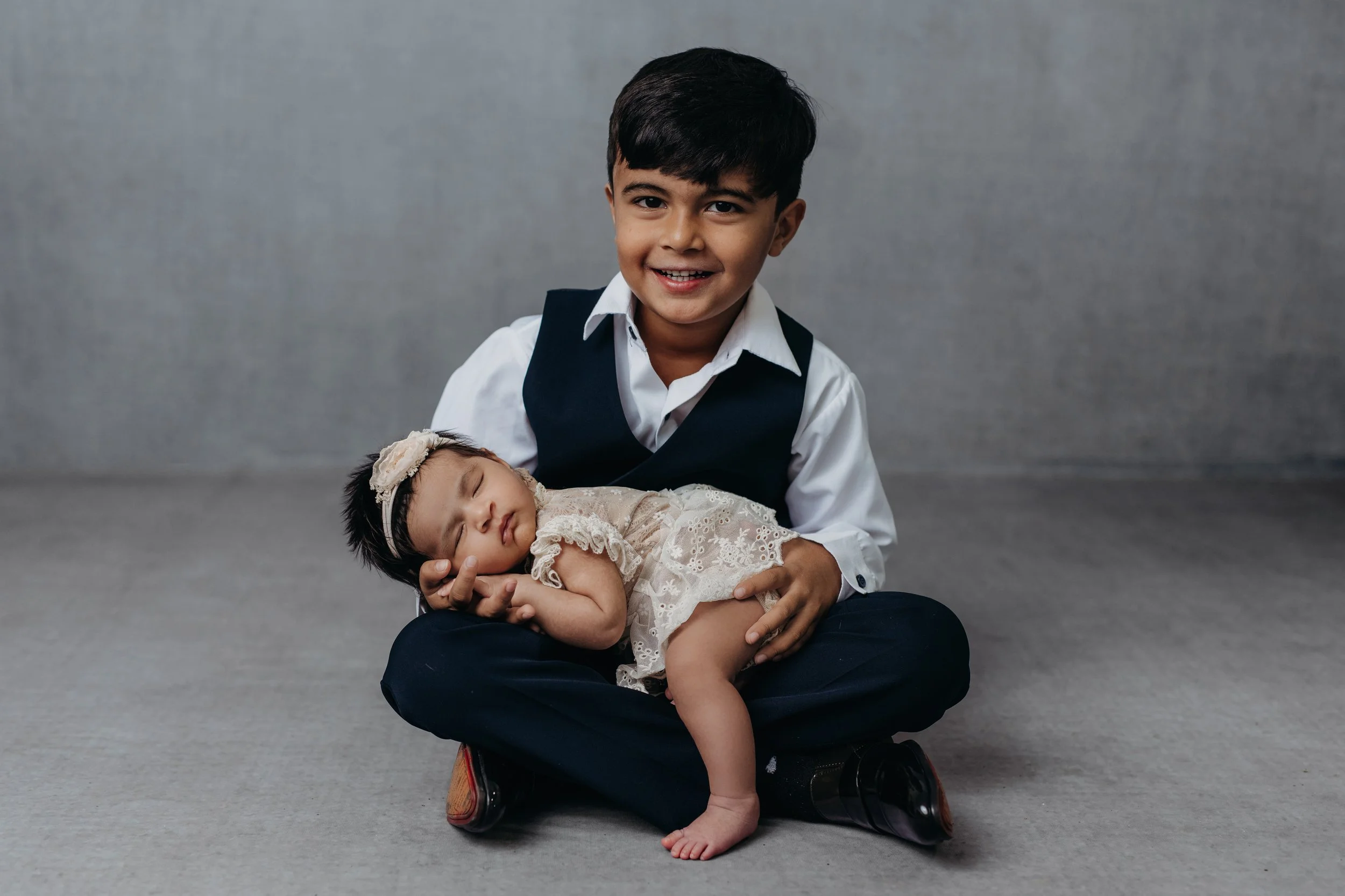 Sibling Newborn poses 