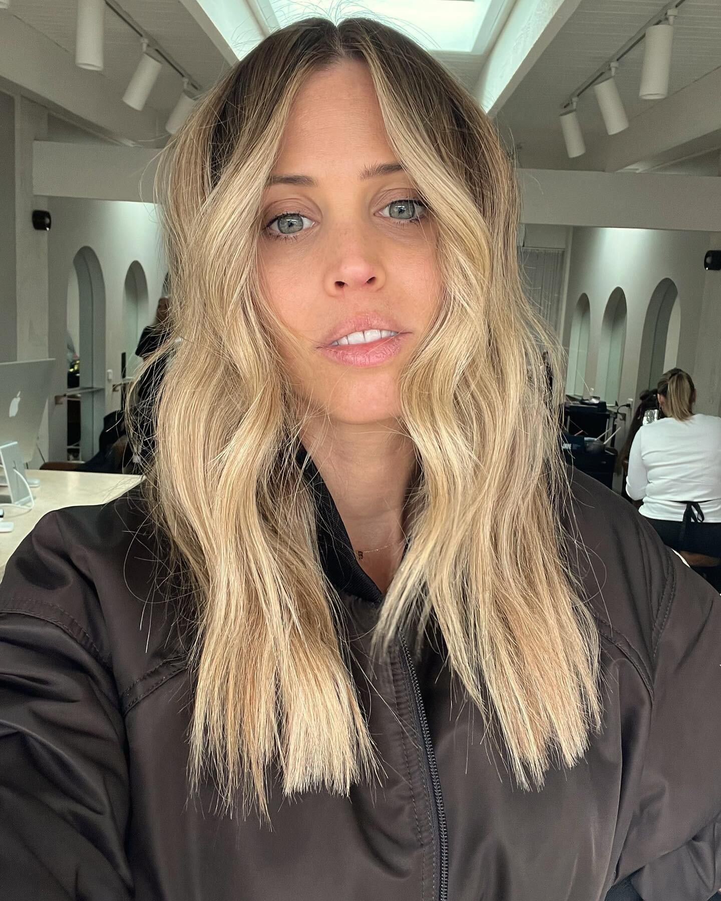 Fresh colour for this blonde baby mumma, just in time for Mother&rsquo;s Day!

FORMULA SHARE!!

Highlights - 20 Vol + 10 Vol (hairline)
Root Shadow - 6WN + 7.0
Global Gloss - 9WN + 9.3 with clear 

😍