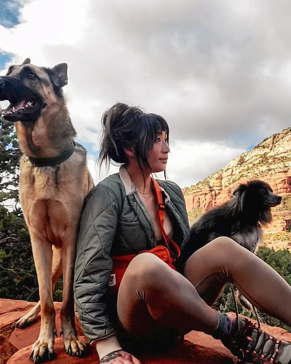 wishing everyone a merry christmas &amp; happy new year from sedona 🌅🧡

beyond grateful for all the wonderful dogs &amp; people i've met this year (&amp; every year!). see you all in 2024 🎊

#dogsthathike #hikingwithdogs #traildogs