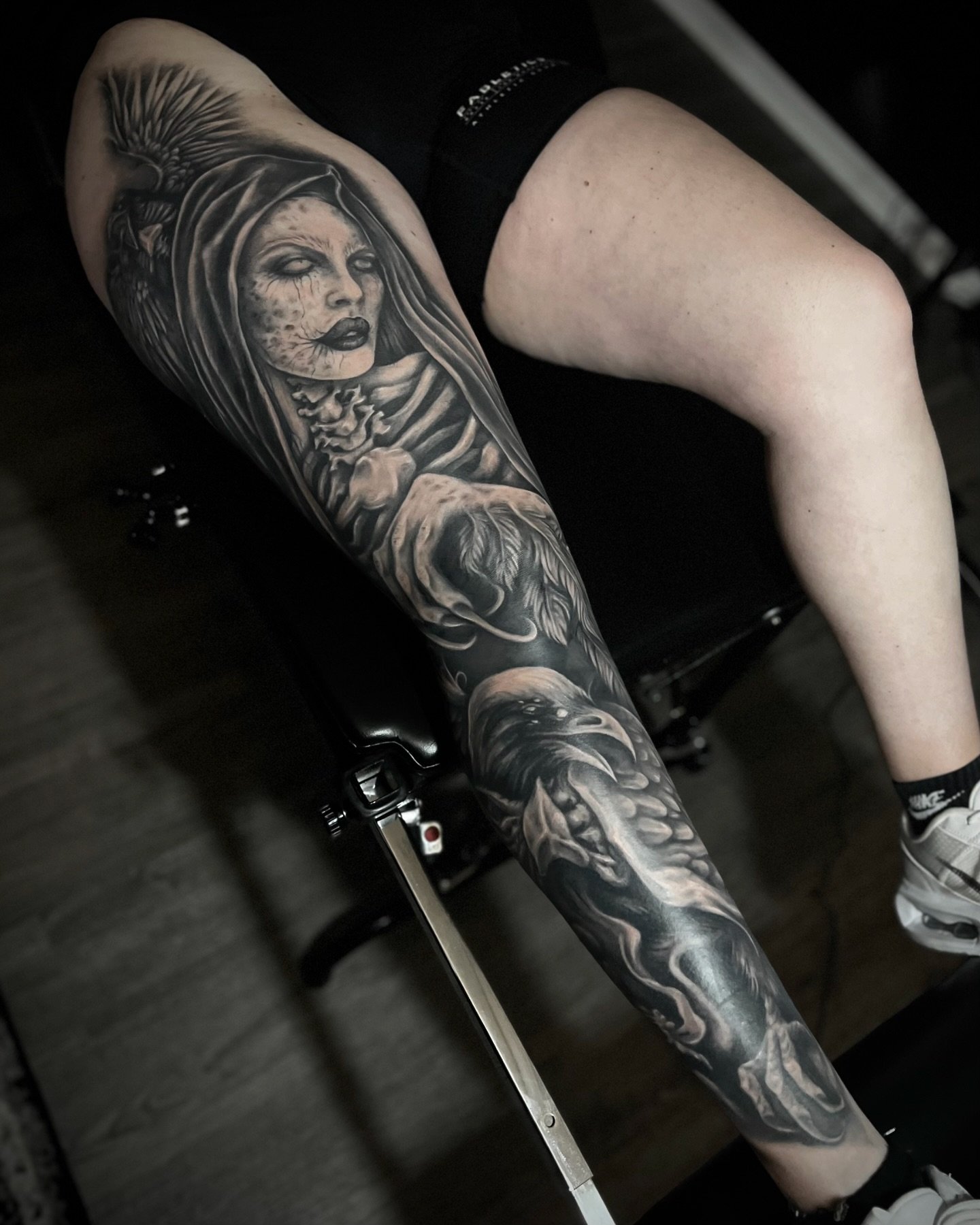 one of my favorites! originally the idea for this tattoo was just a raven on the thigh, but bc @mollygarlandswain1 is a beast she gave me full creative freedom and sat like a rock. so we evolved into this rad leg sleeve

full leg tattooed with @tktxn