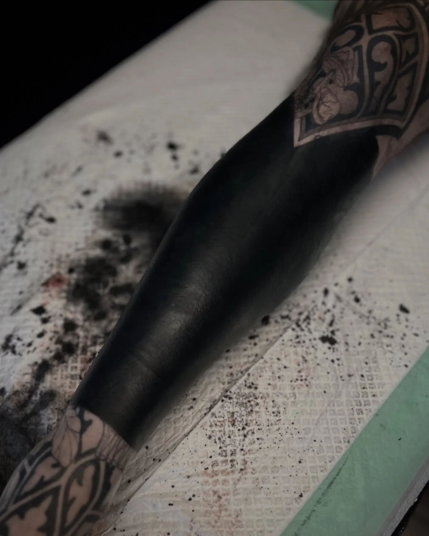 ✖️some extra content of the leg sleeve started with @jasperwhiteart ✖️

_____
@staygoldtattooal #blackwork #blackouttattoo #onlyblacktattoos #blxkink