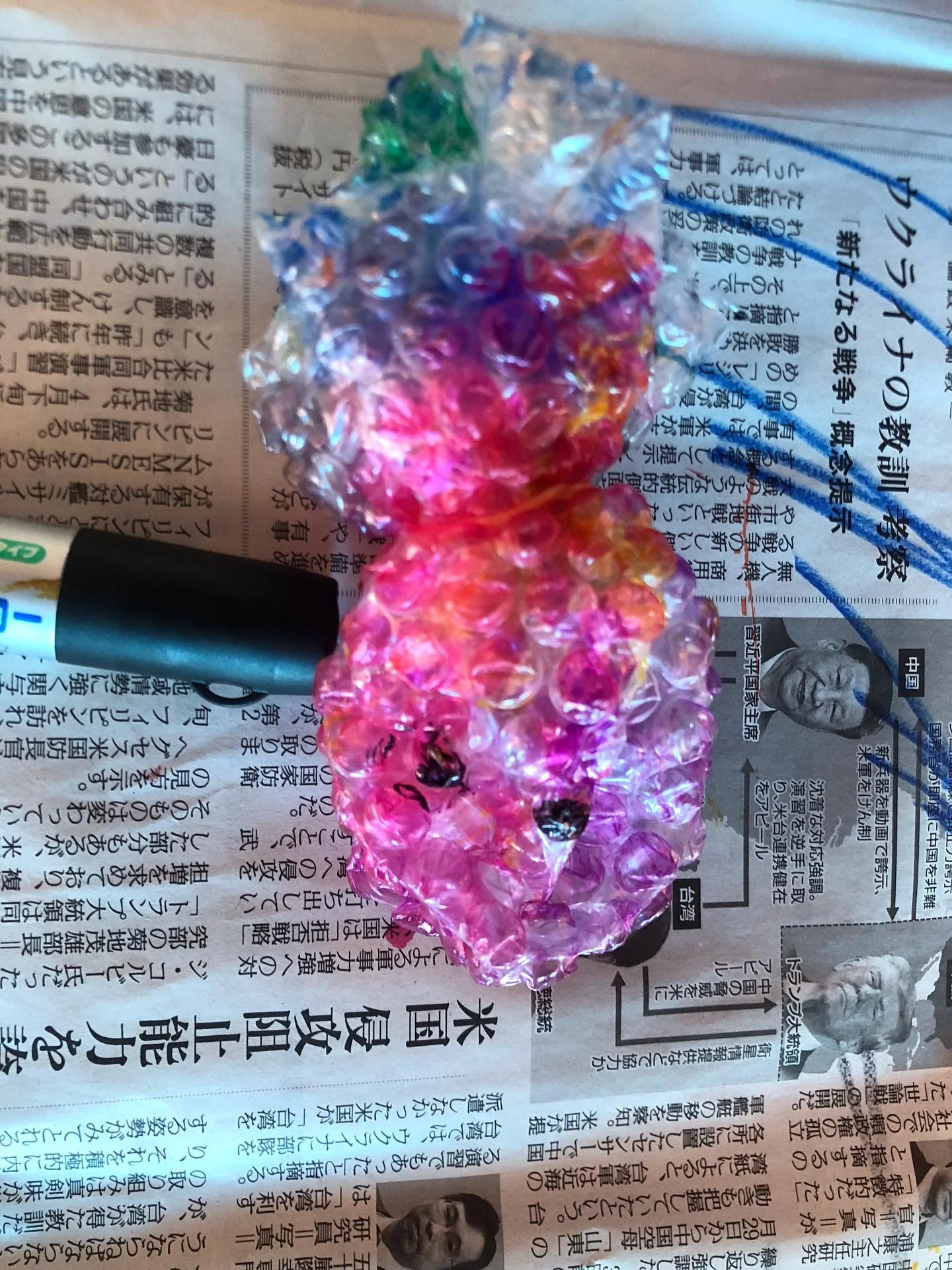 〜今日のアトリエ〜

今日は水遊びで使うおもちゃを、みんなで作りました。

プチプチや発泡トレーに、かわいいお魚やくらげ、タコなどを描いて、輪ゴムも使って作りました。

「〇〇は赤と紫のお魚になった」
「〇〇は色をつけなくていい！」
「小さいタコができた」

できたおもちゃを、牛乳パックを繋げて作ったすべり台で滑らせて遊ぶ子もいたようです。

楽しめたかな？