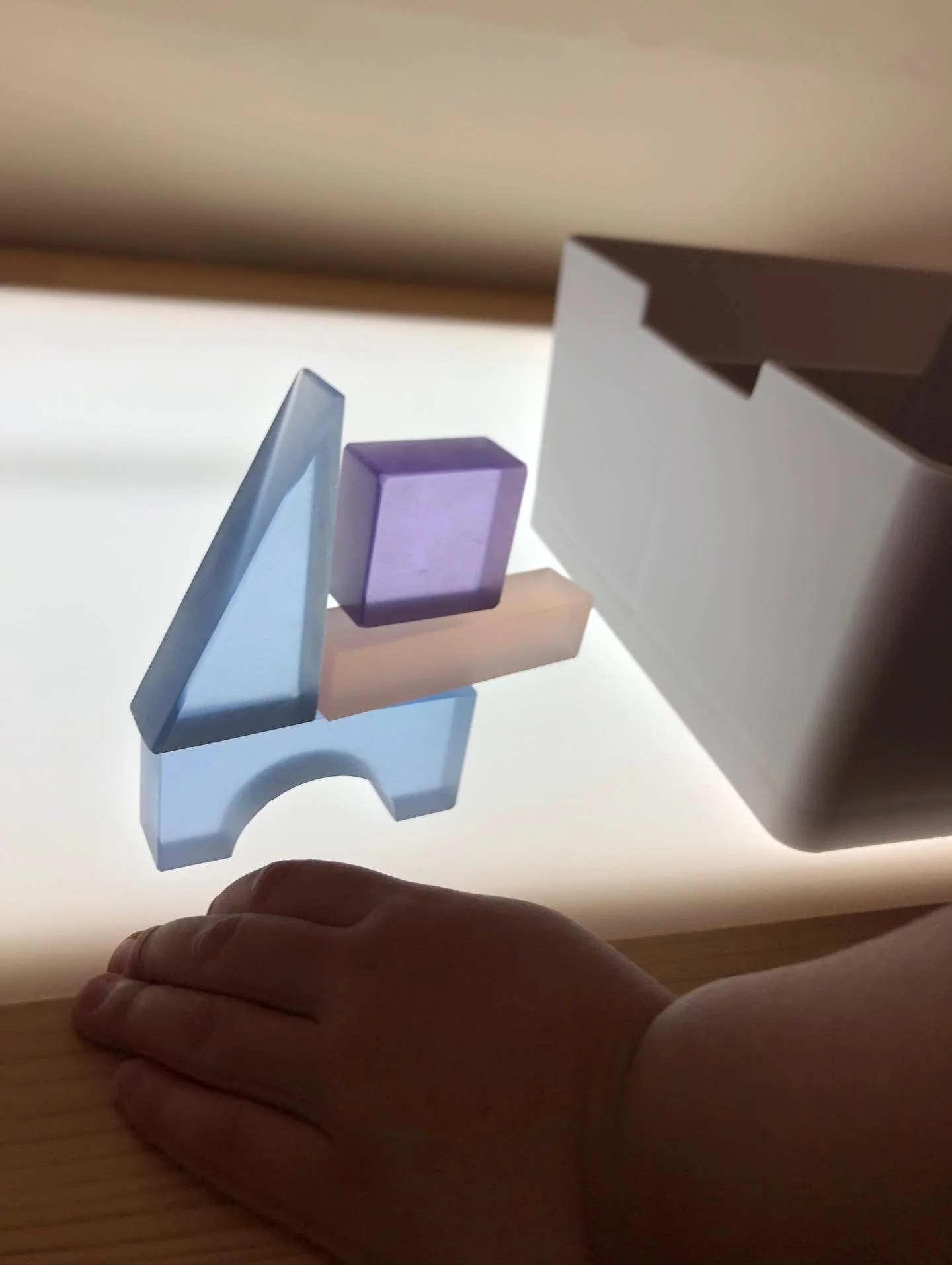 アトリエにあるテントの中。
4歳の○くんが磁石でティラノサウルスを作っていました。

そこへやって来たのは3歳児クラスの新入園児、△くん。
お兄さんの様子を正座で見つめています。

しばらくすると、何やら半透明の積み木を重ね始めた△くん。

「おにいちゃん、とりけらとぷす」と、憧れのお兄さんに伝える姿がありました。

#今日のアトリエ