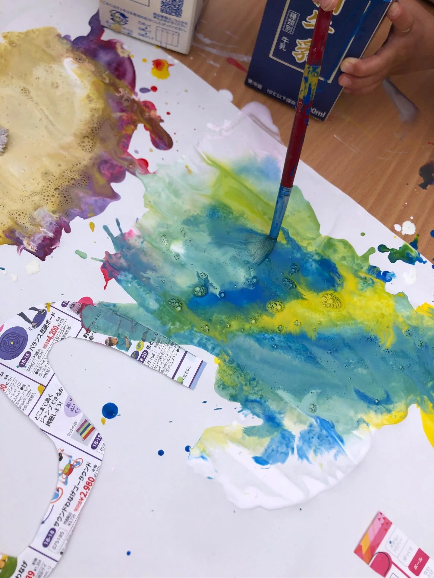 アトリエにある縁側でこいのぼりを作りました。

絵の具の色は、赤青黄白の4色。
手や筆でぬりぬりかきかき。

「ぴんくいろになったよ」
「○ちゃんとやったらこんななった！」
「どれすみたい！おひめさまー！」

今日も発見と感動がいっぱいでした。

#今日のアトリエ