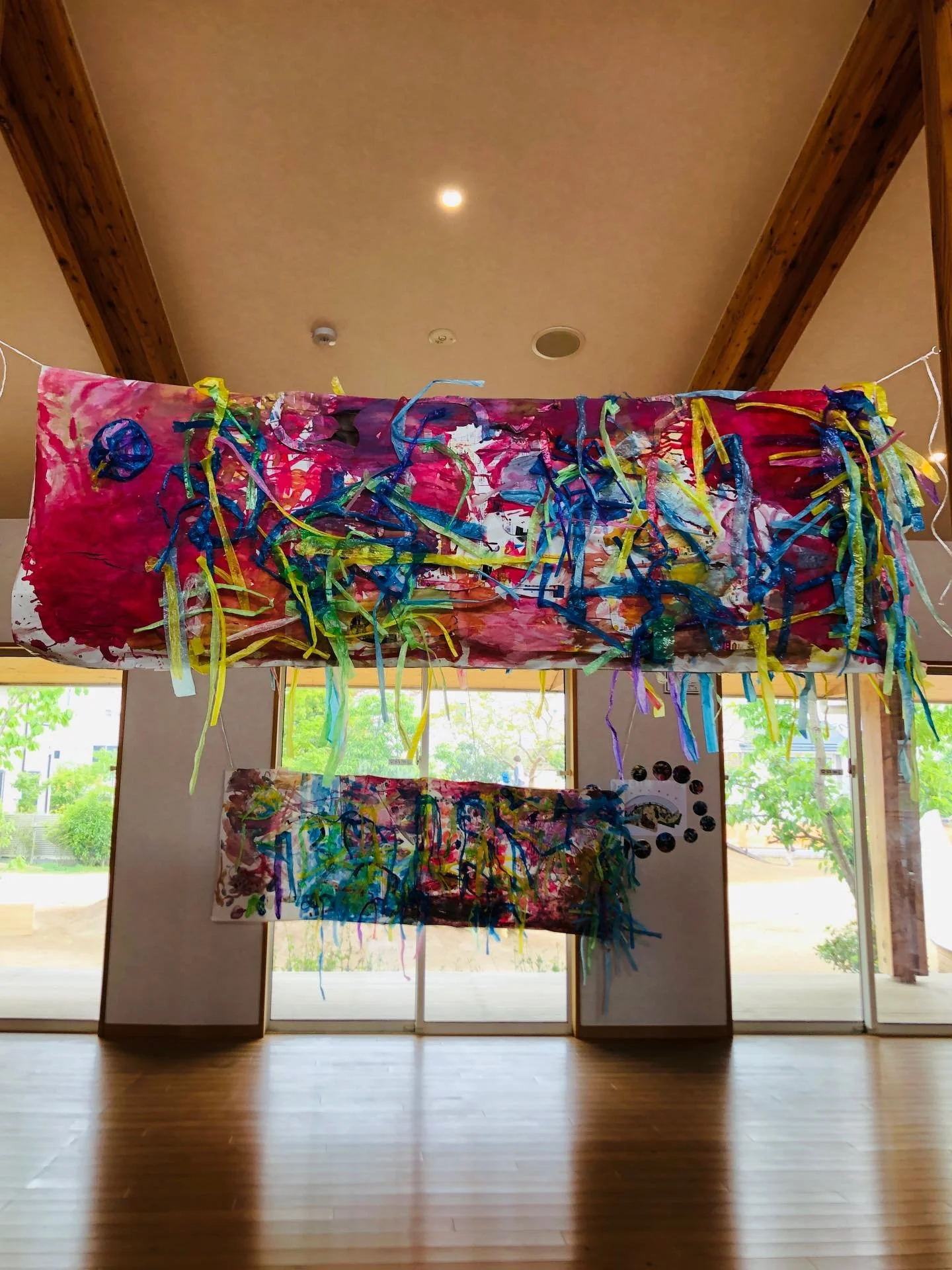 こいのぼりづくりのつづき。

今日はすずらんテープで
こいのぼりの飾り付け。

まっすぐにしたり、形をつくったり
貼り方もいろいろ。

#今日のアトリエ