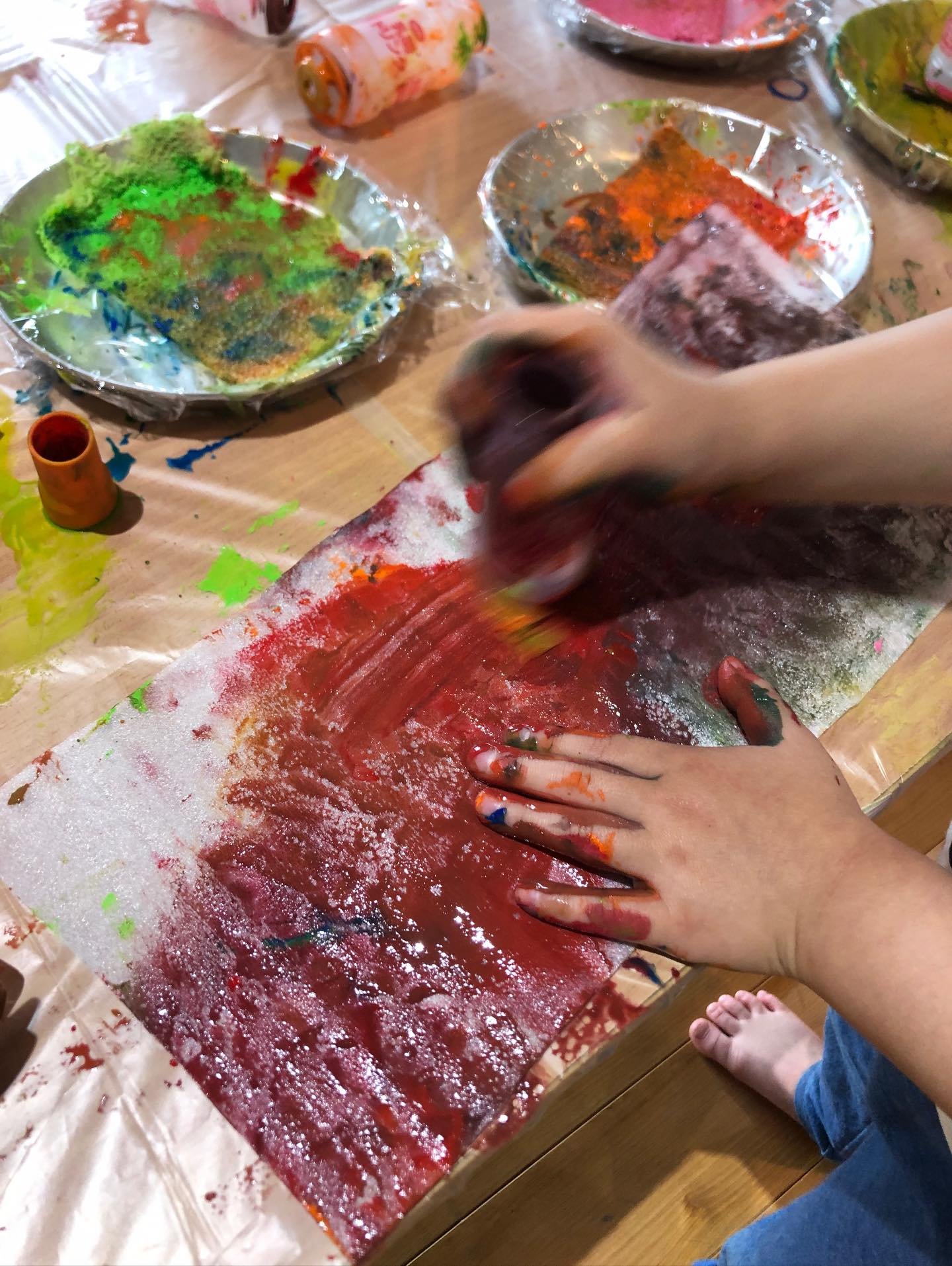 絵の具スタンプ。

虫を描いていた、○くん。
テーブルの上に垂れた絵の具を見て「てんとうむし」と一言。

#今日のアトリエ