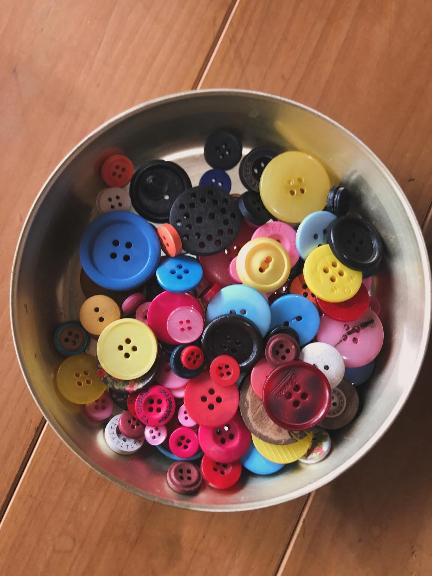 ボタンで遊ぶ。

いろんな色や形のボタン。
混ぜてみたり、分けてみたり。

小さいボタンを見つけて
「みてみてあかちゃん！」と3歳児の○ちゃん。

5歳児の△ちゃんは
細いヒモを見つけて、ボタンを通してみる。

#今日のアトリエ
