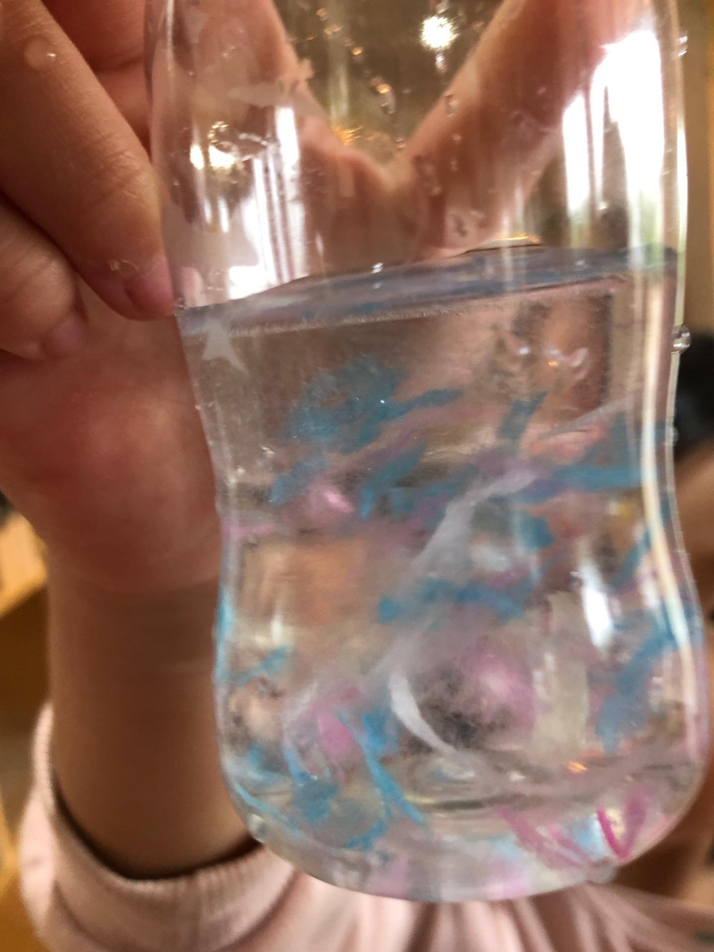 花紙で色水をつくる。

「みて！きれい！」
自分の好きな色でつくった色水を、嬉しそうに見せてくれる姿がまた素敵。

#今日のアトリエ