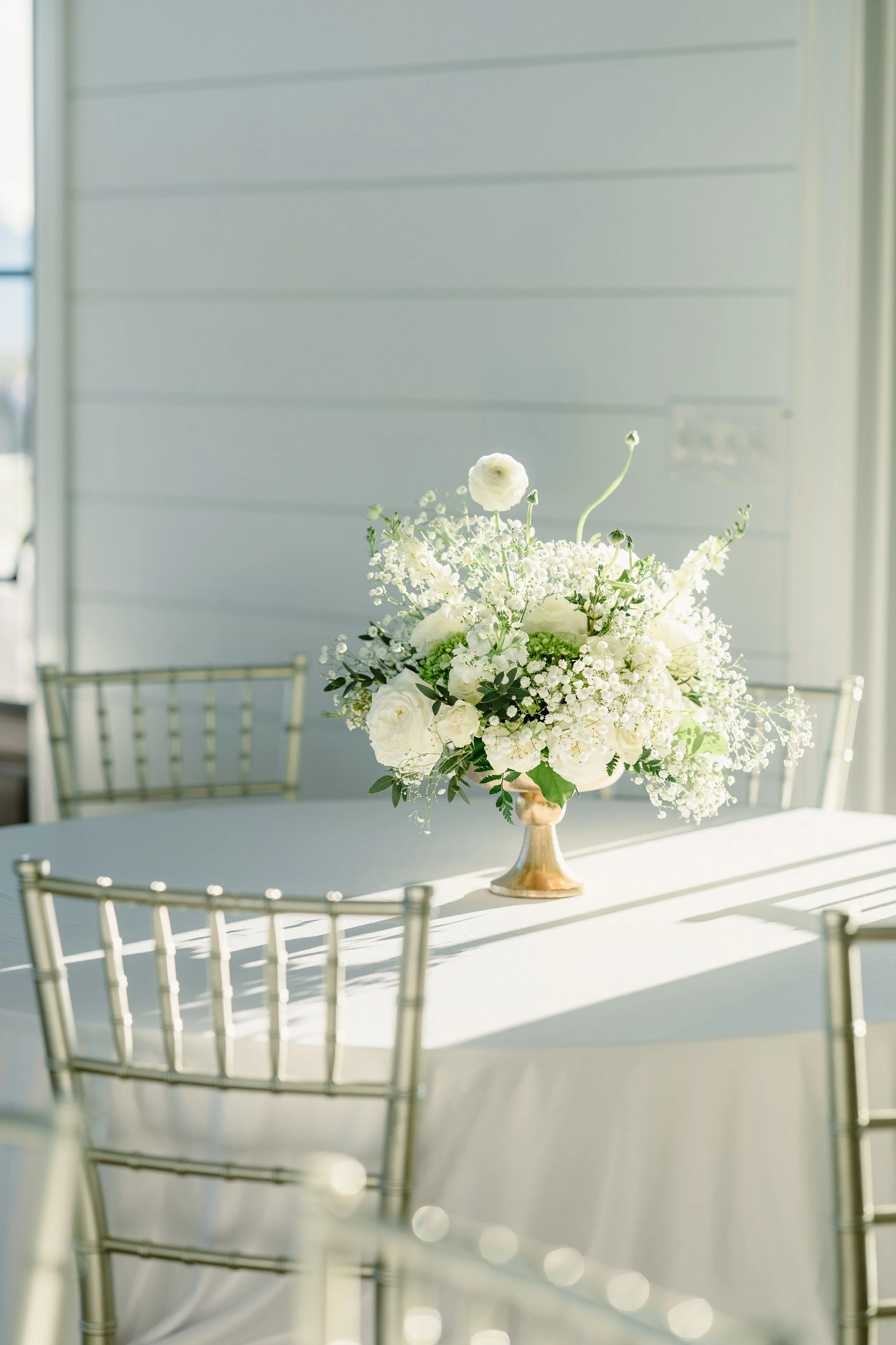 White floral centerpiece in Simsboro Louisiana at Bella rouge wedding venue. Classy, elegant wedding photos in North louisiana.