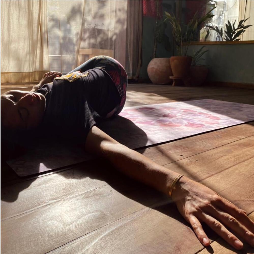 🤔DID YOU KNOW...
.
that this supine Twist pose is recommended to everyone sitting long hours at a desk...it works wonders if you have upper back pain or tight chest and shoulder muscles.
.
We never miss this one in our daily practice 💫
.
.
.
#uzima
