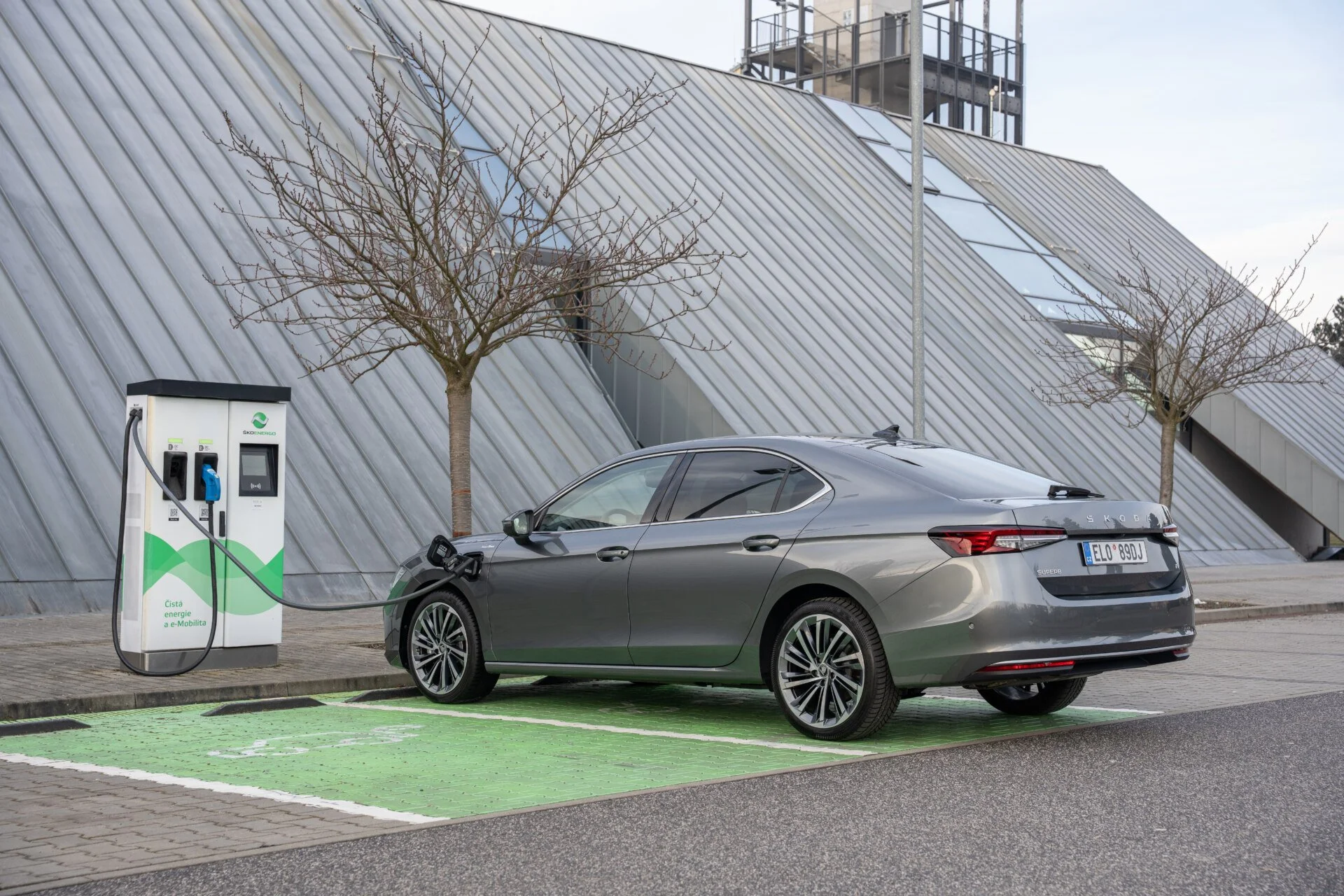 Skoda Extends its iV Plug-In Hybrid to the Superb Hatchback