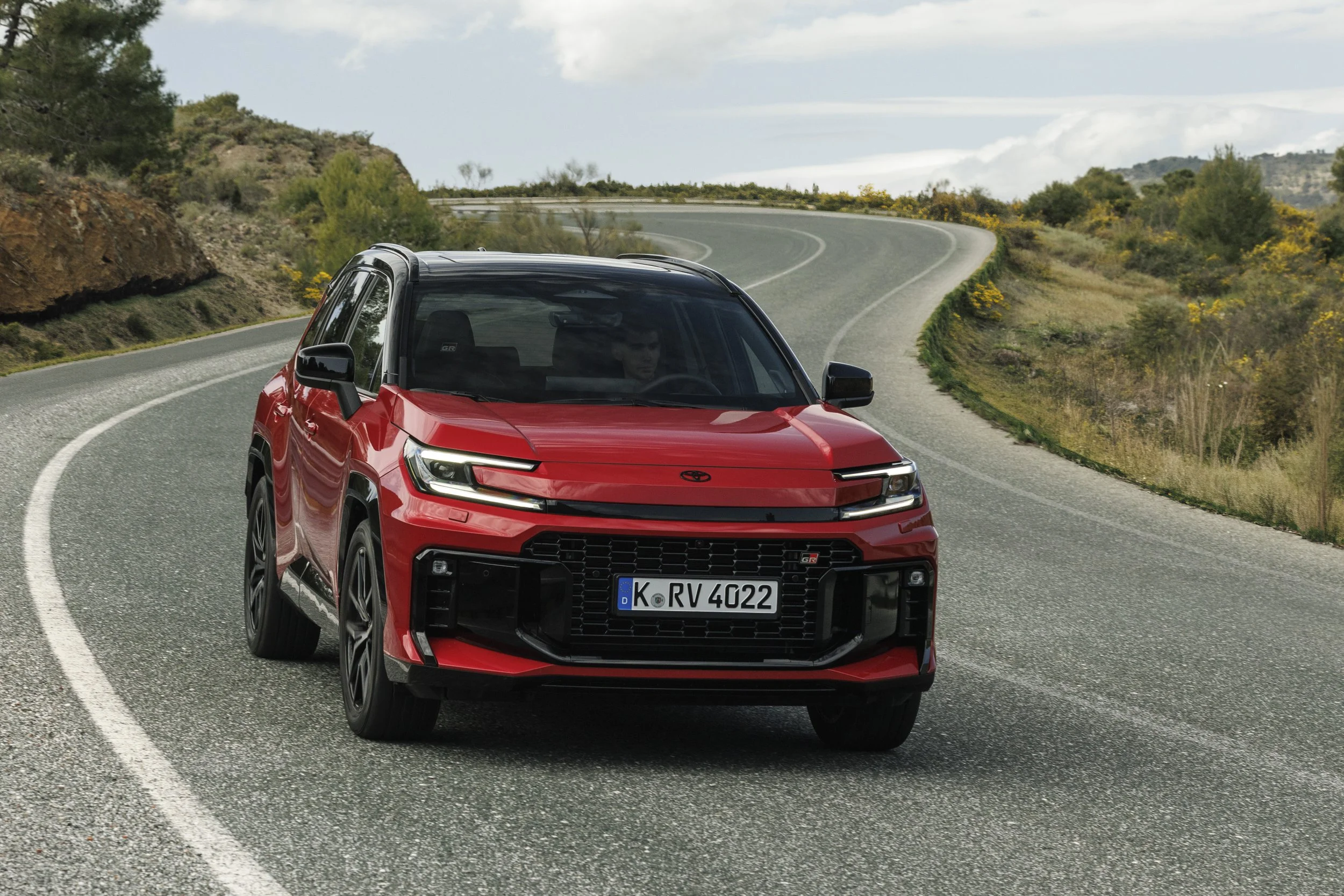 2026_rav4phev_grs_emotionalred_dynamic_020.jpg