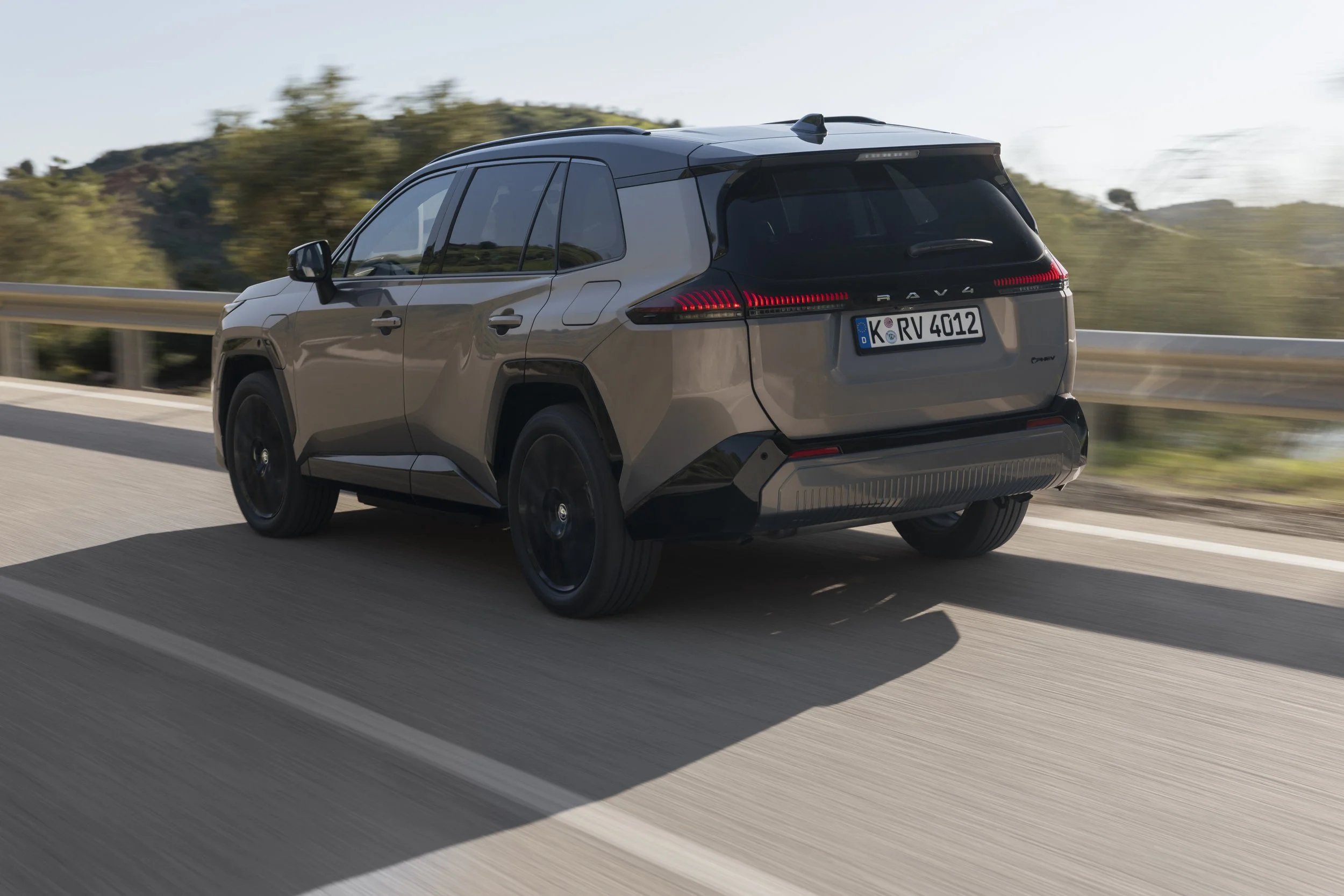 2026_rav4phev_avantgardebronze_dynamic_014.jpg