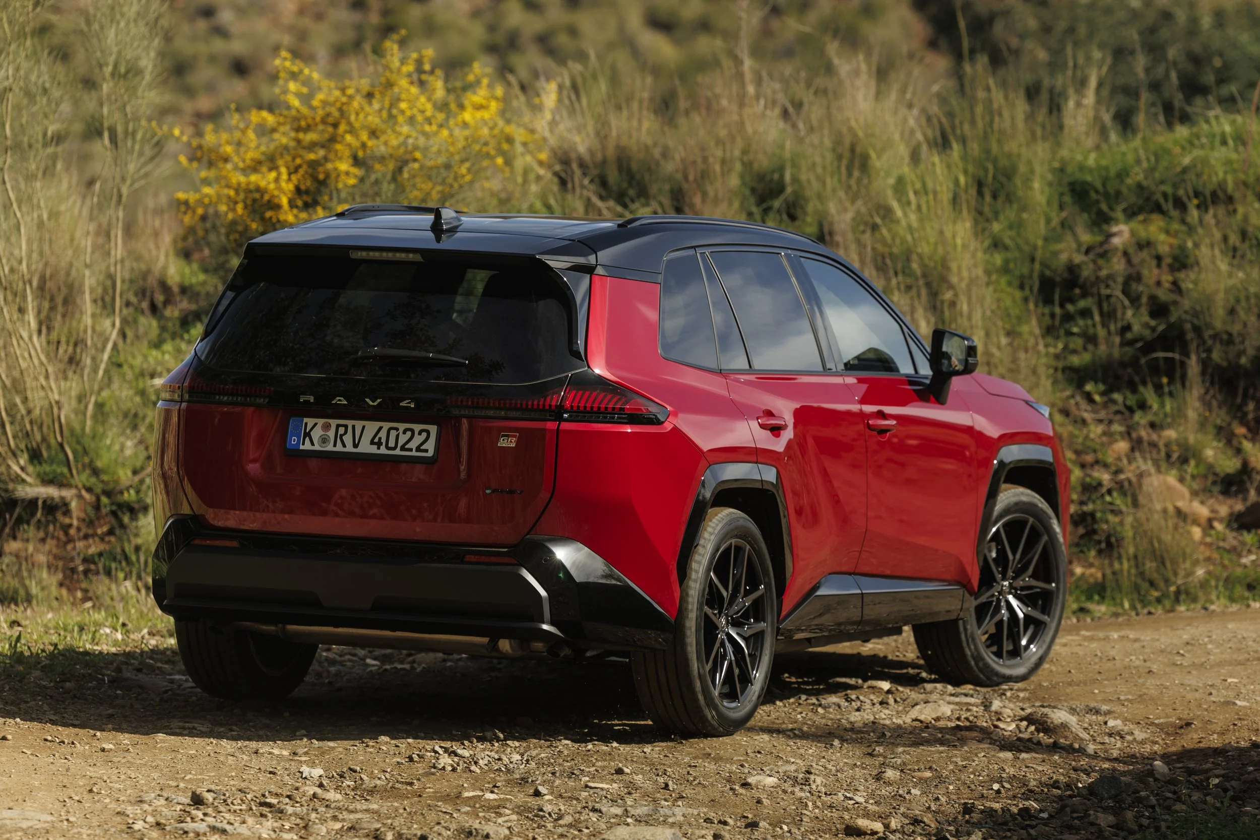 2026_rav4phev_grs_emotionalred_dynamic_006.jpg