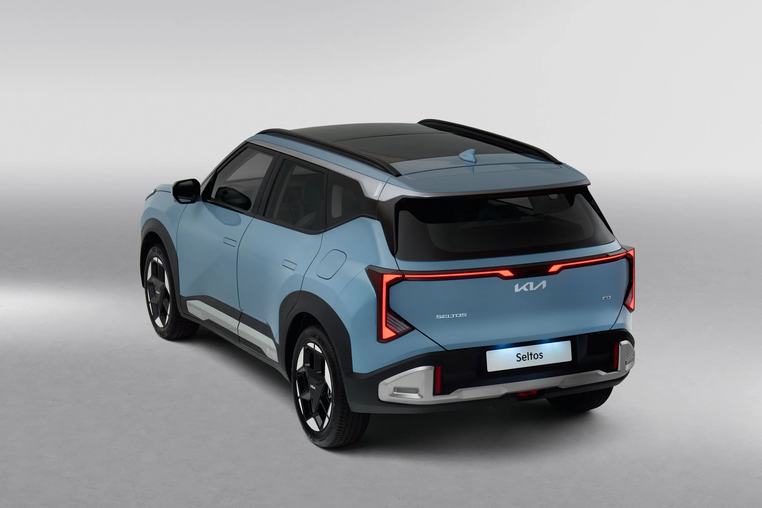 31261-all-new-kia-seltos-ice-baseline-eu-pale-grey-4.jpg