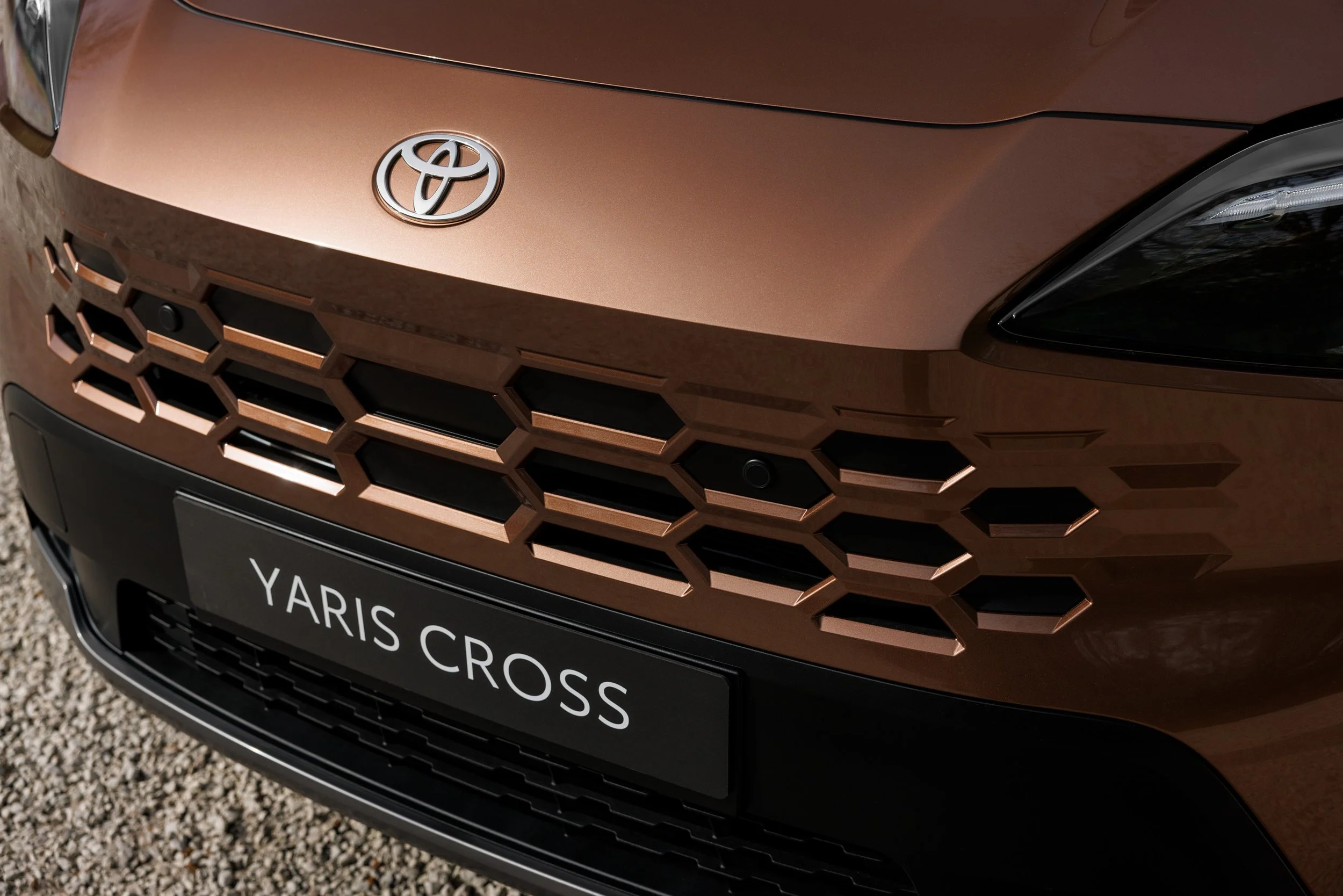 Yaris-Cross_High-Grade_Precious-Bronze_Exterior-01-1.jpg