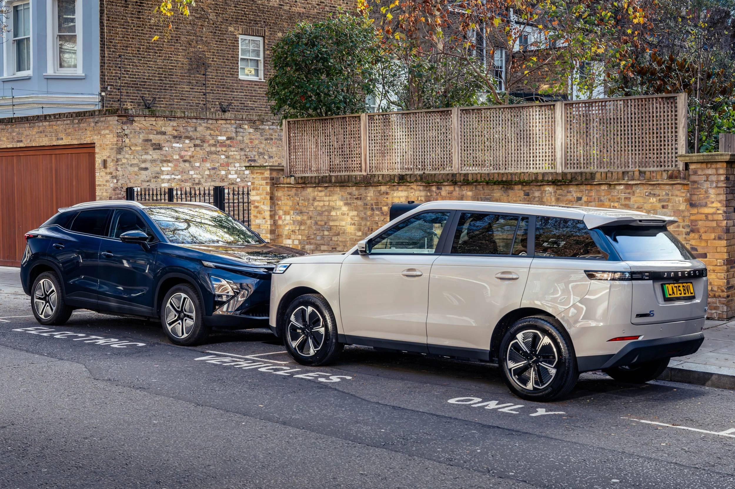 5. OMODA&JAECOO EV line-up on chargers.jpg