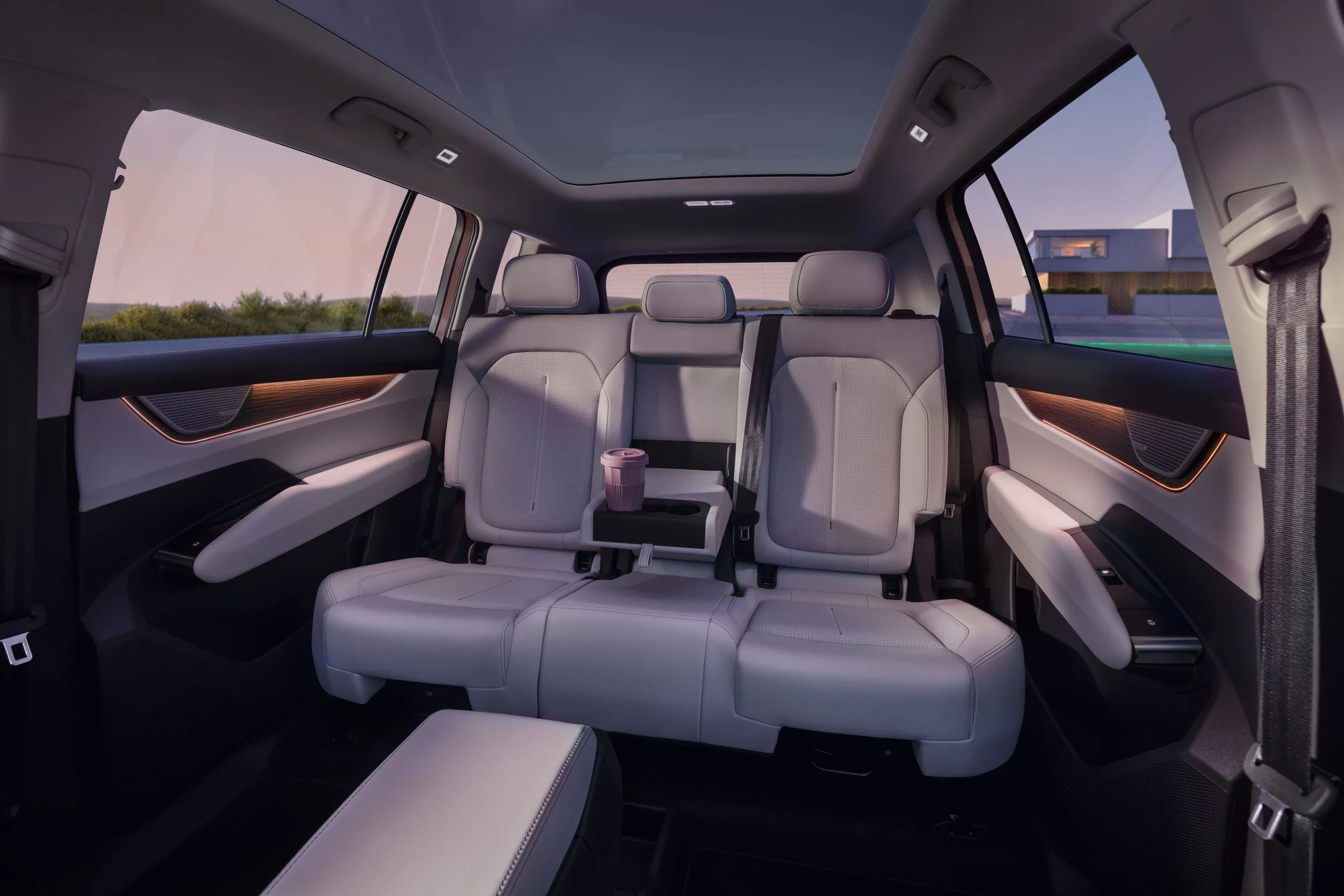 16483-peaq-054-rear-seats-armrest.jpg