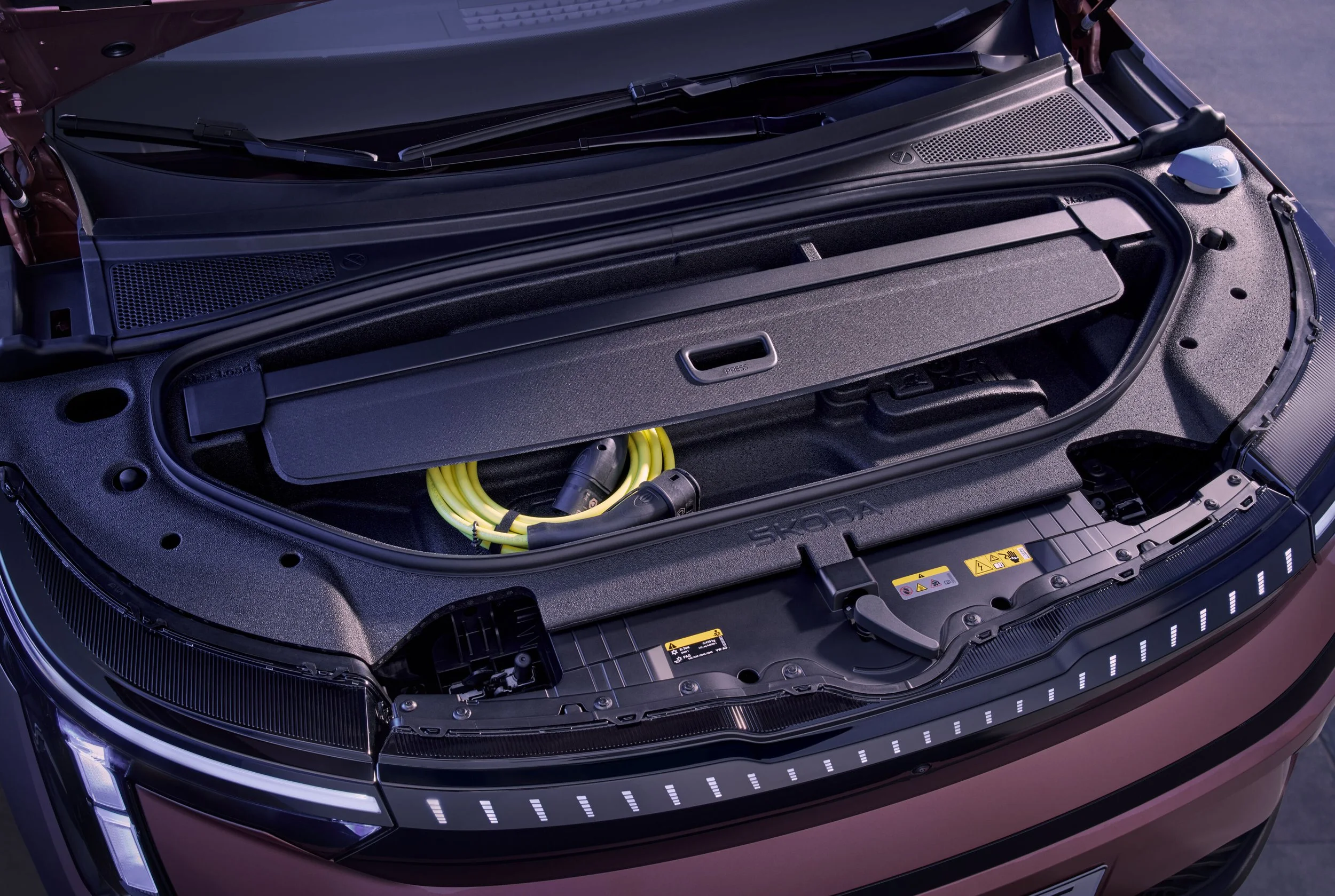 16489-peaq-047-frunk.jpg