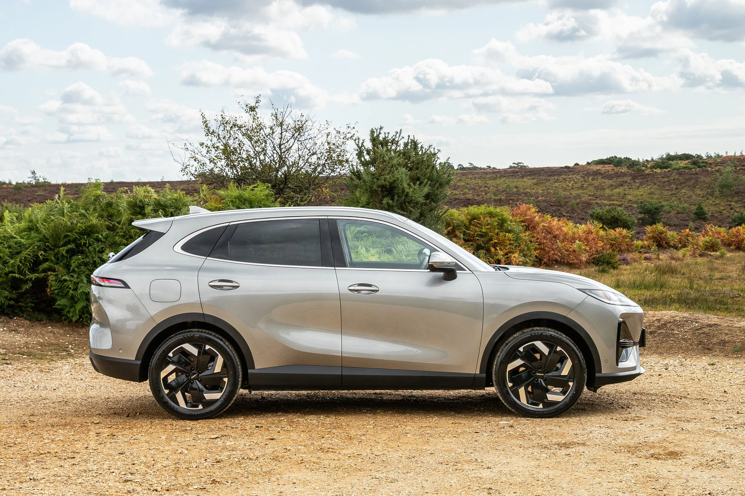 LEPAS L6 EV Exterior - Side.jpg