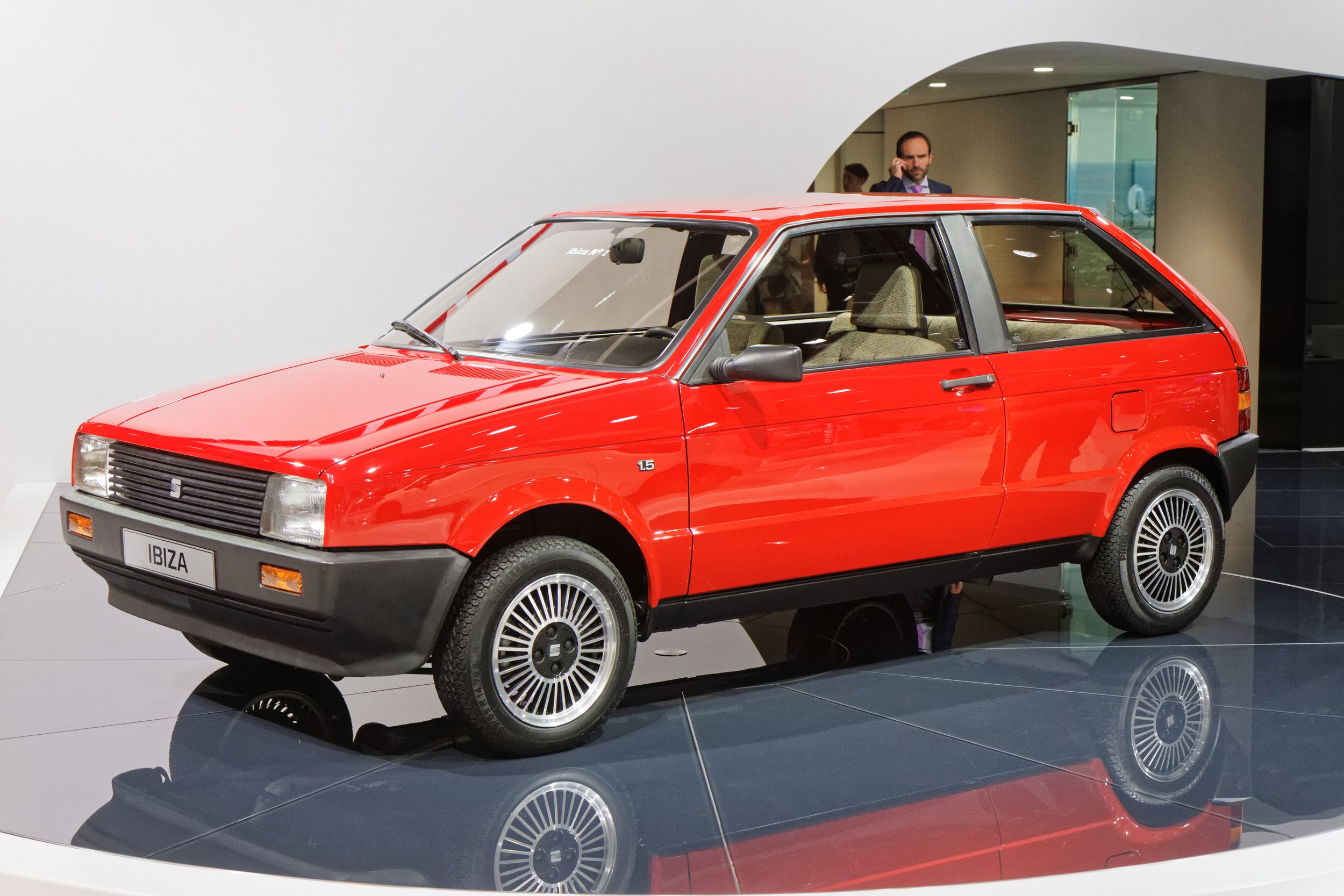 Seat_Ibiza_première_génération_-_Mondial_de_l'Automobile_de_Paris_2014_-_004.jpg