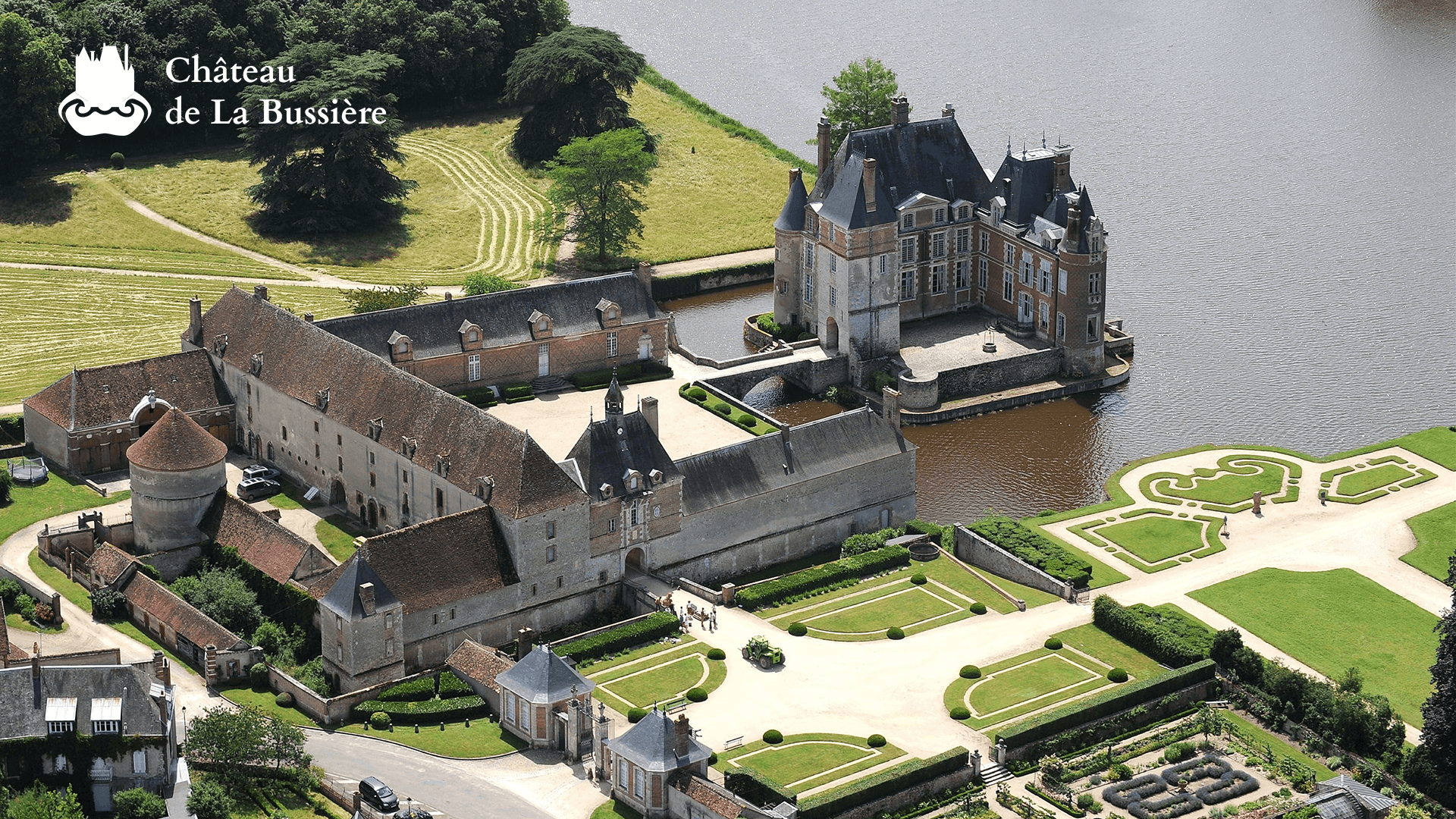 Le château de la Bussière accueille un nouveau rucher d'abeilles noires