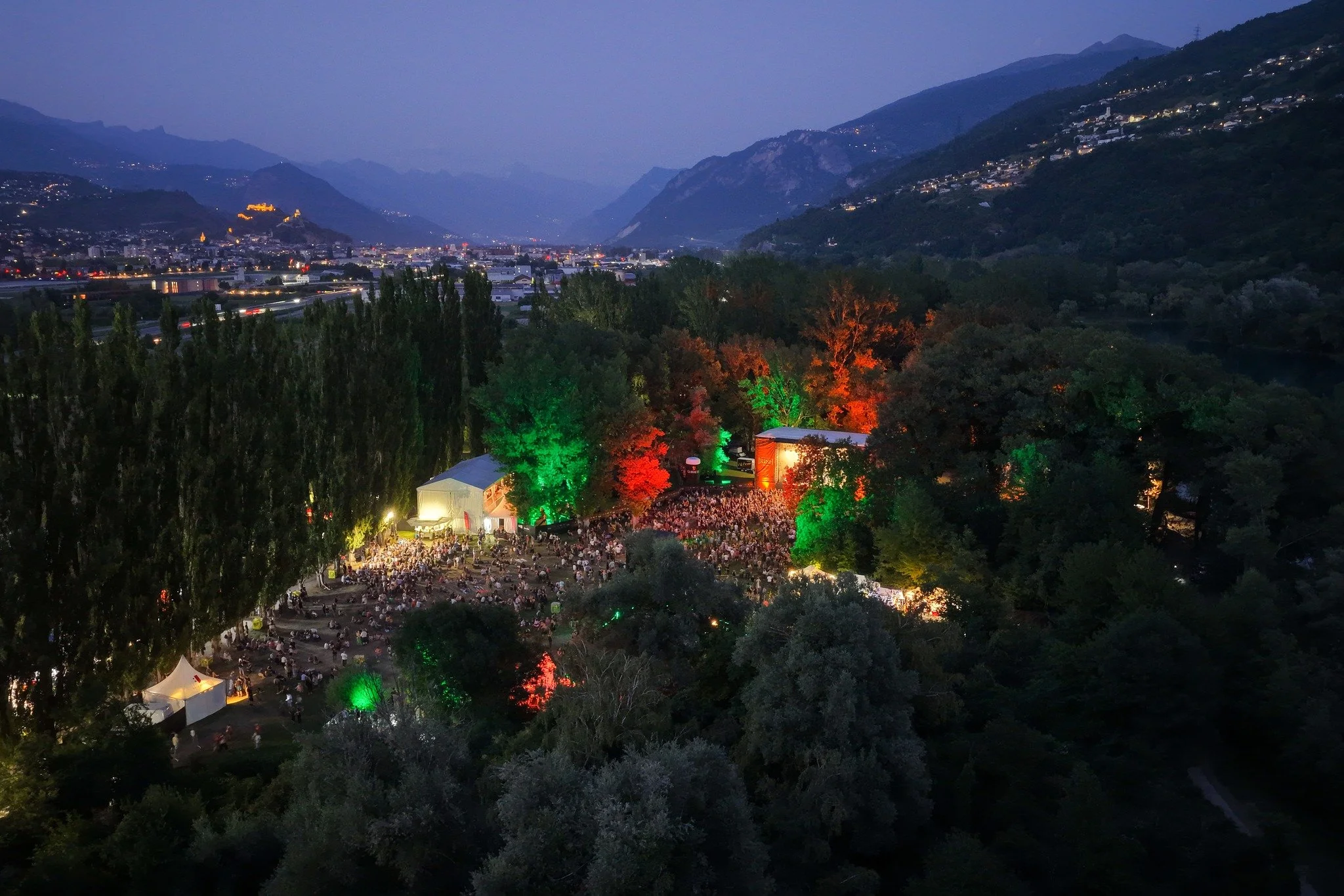 🍀 Vous avez fait vibrer Sion ! MERCI ! 🍀

Pendant 4 soir&eacute;es inoubliables, vous &eacute;tiez l&agrave; : &agrave; chanter, danser, lever vos verres et vibrer au rythme de la musique.

Avec une m&eacute;t&eacute;o parfaite et une ambiance de f