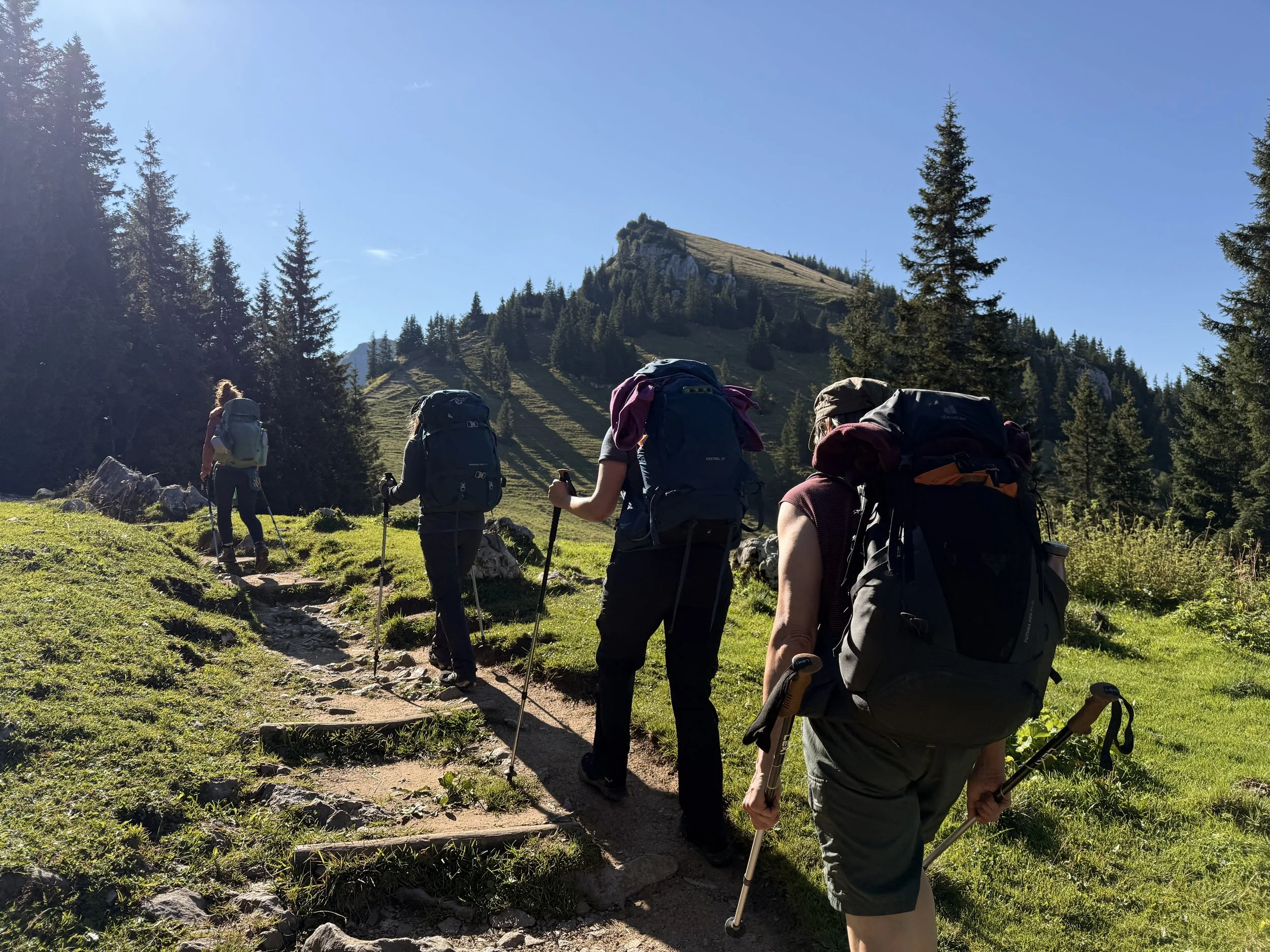 Frauen gehen auf einem Bergweg - der Weg als Symbol für den Weg durchs Leben