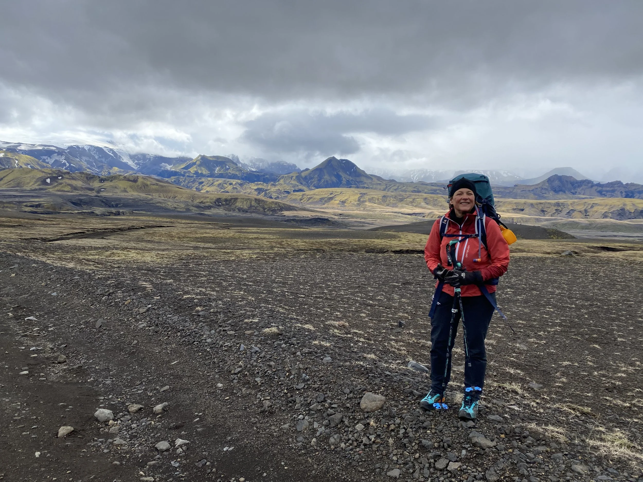 Frau wandert durch schöne Berglandschaft