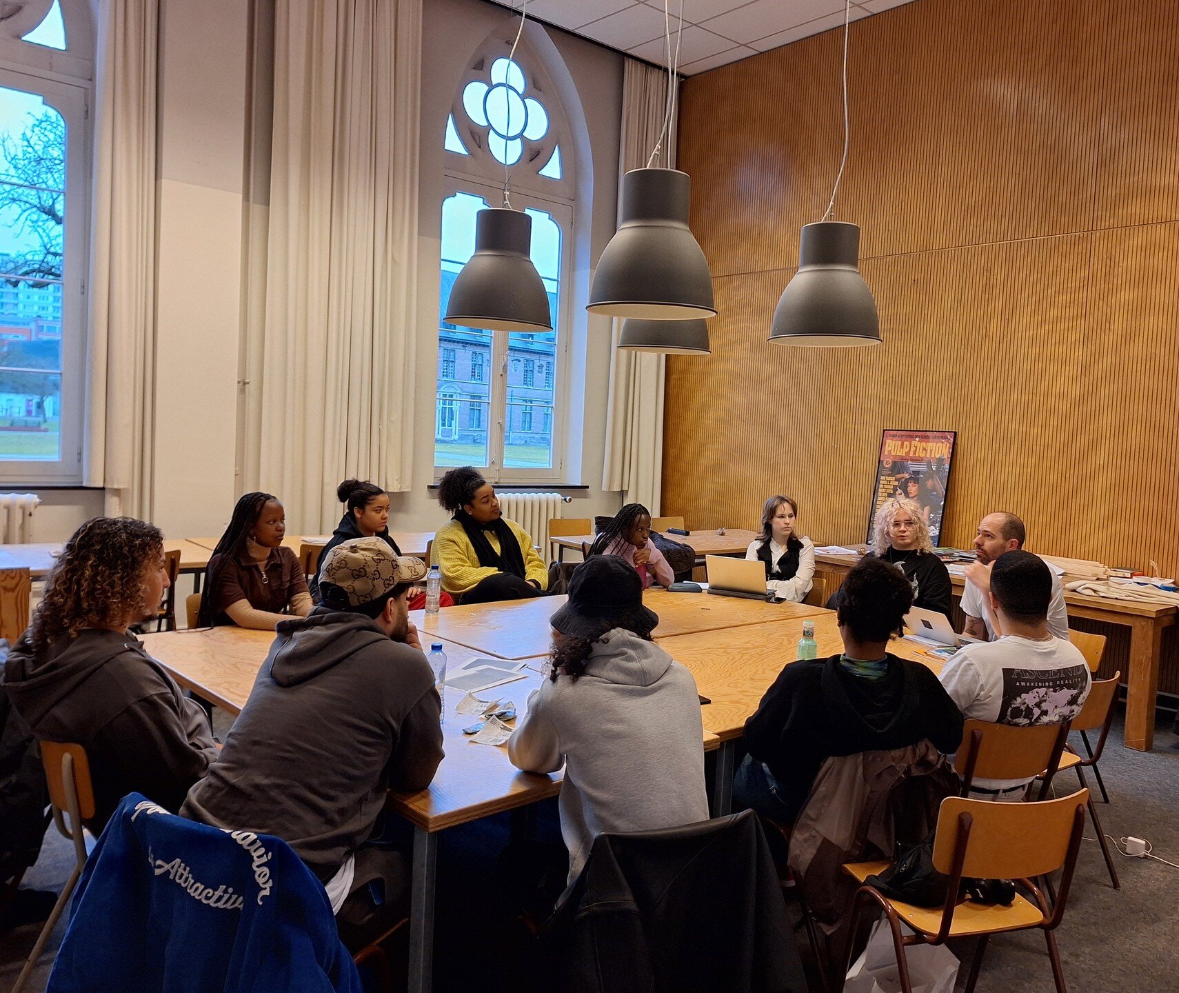 We zijn gestart met de schoolbezoeken. Eerste stop was KASK Drama in Gent. Docent S&eacute;bastien Hendrickx gaf een toelichting over de opleiding in het drama salon. Vervolgens kregen onze spelers een korte maakworshop in verschillende stappen. Het 