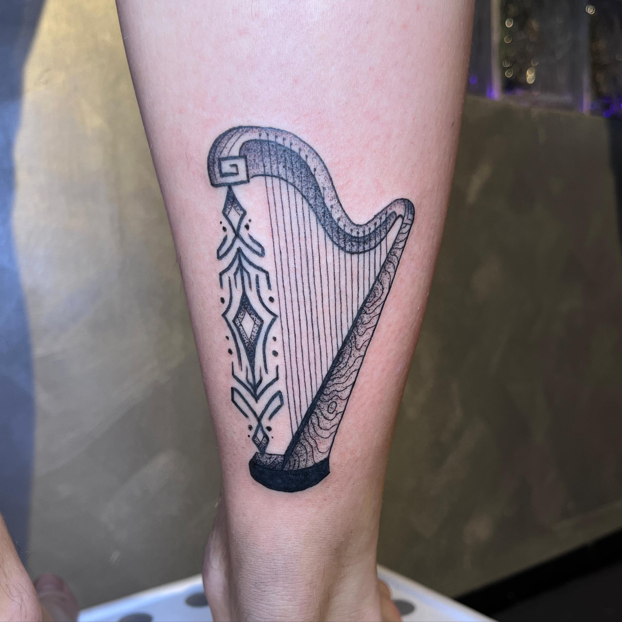 &bull; custom harp for @zoelarroque 🤍
done at @obsidianartsgalway &bull; 

.
.
.
#kiitsune.ink #obsidianartsgalway #tattoos #galwayartists #BLXCKINK #linework #tattooartist #bodyart #ornamental #ornamentaltattoo #tattooart