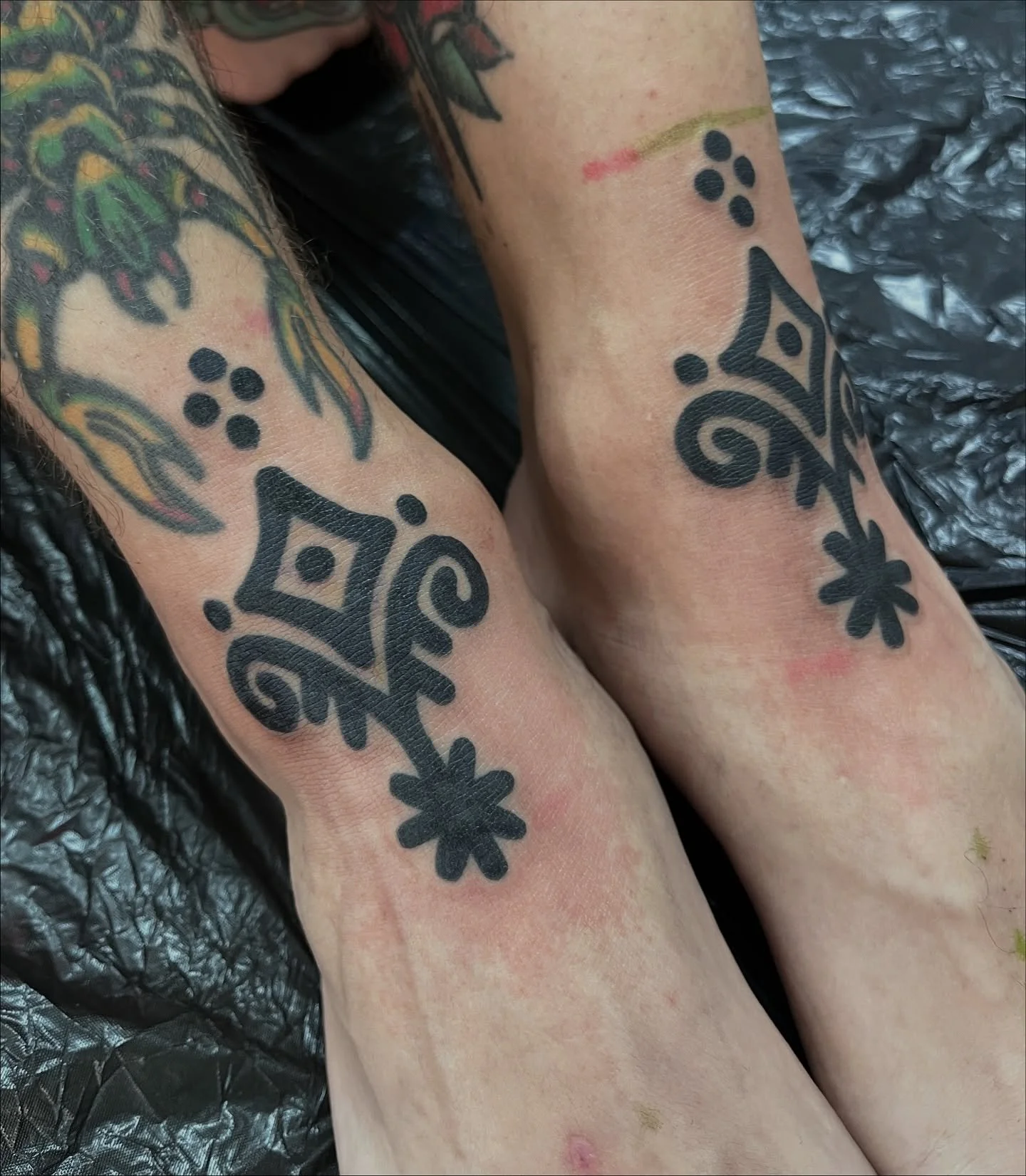 &bull; tornozelos para o Ricardo, feito na @electric_cobra_tattoos &hearts;️🏴&zwj;☠️ &bull; 

#kiitsuneink #tattoos #BLXCKINK #linework #tattooartist #bodyart #ornamental #ornamentaltattoo #tattooart #algarvetattoo