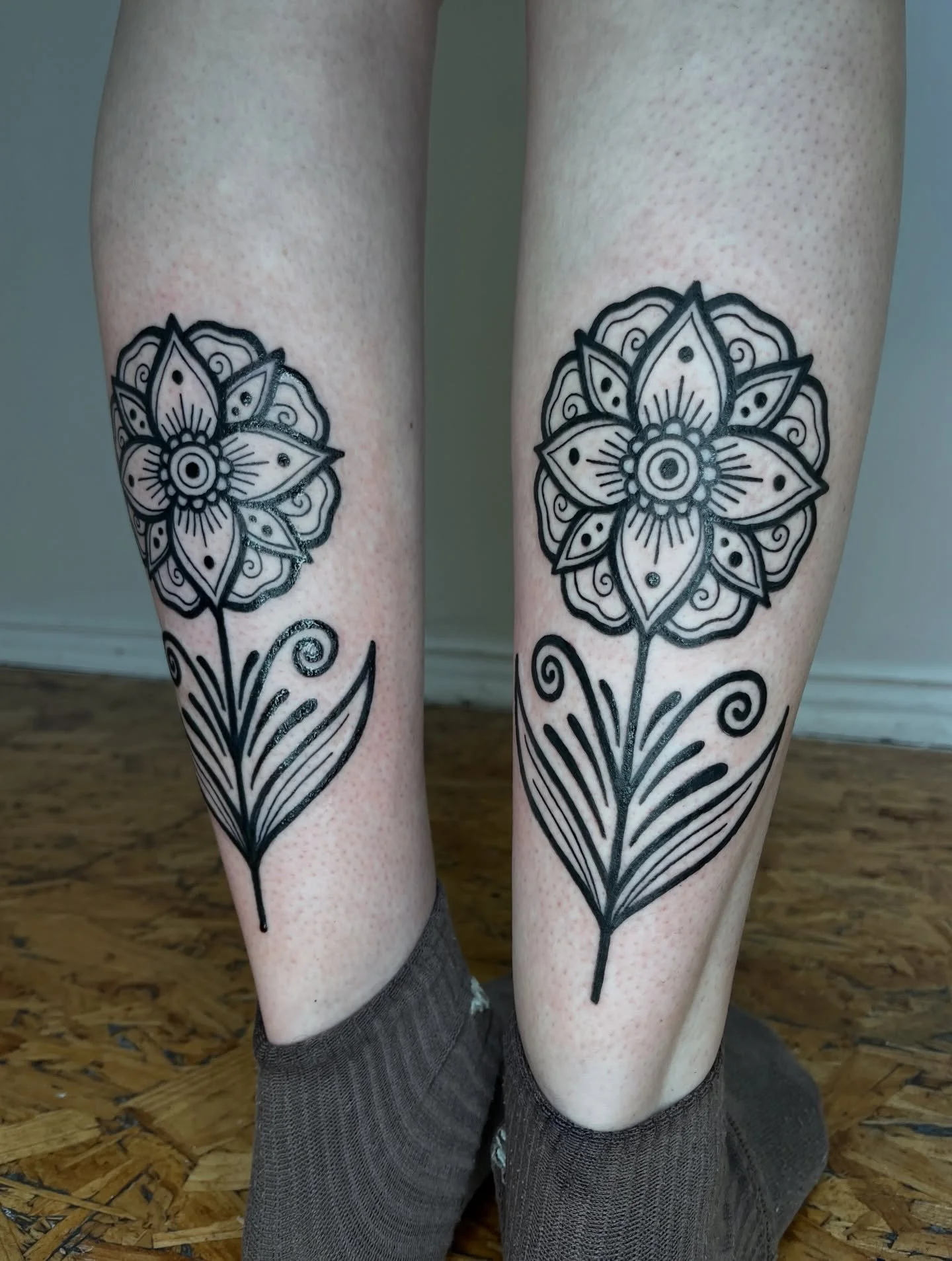 Symmetric bold flowers for Nessa! 
Thank you so much for such a wholesome lil session 🌞🌞🌞🌞
My bookings are open for April, send me a DM or book directly through the link in my bio &hearts;️ ૐ