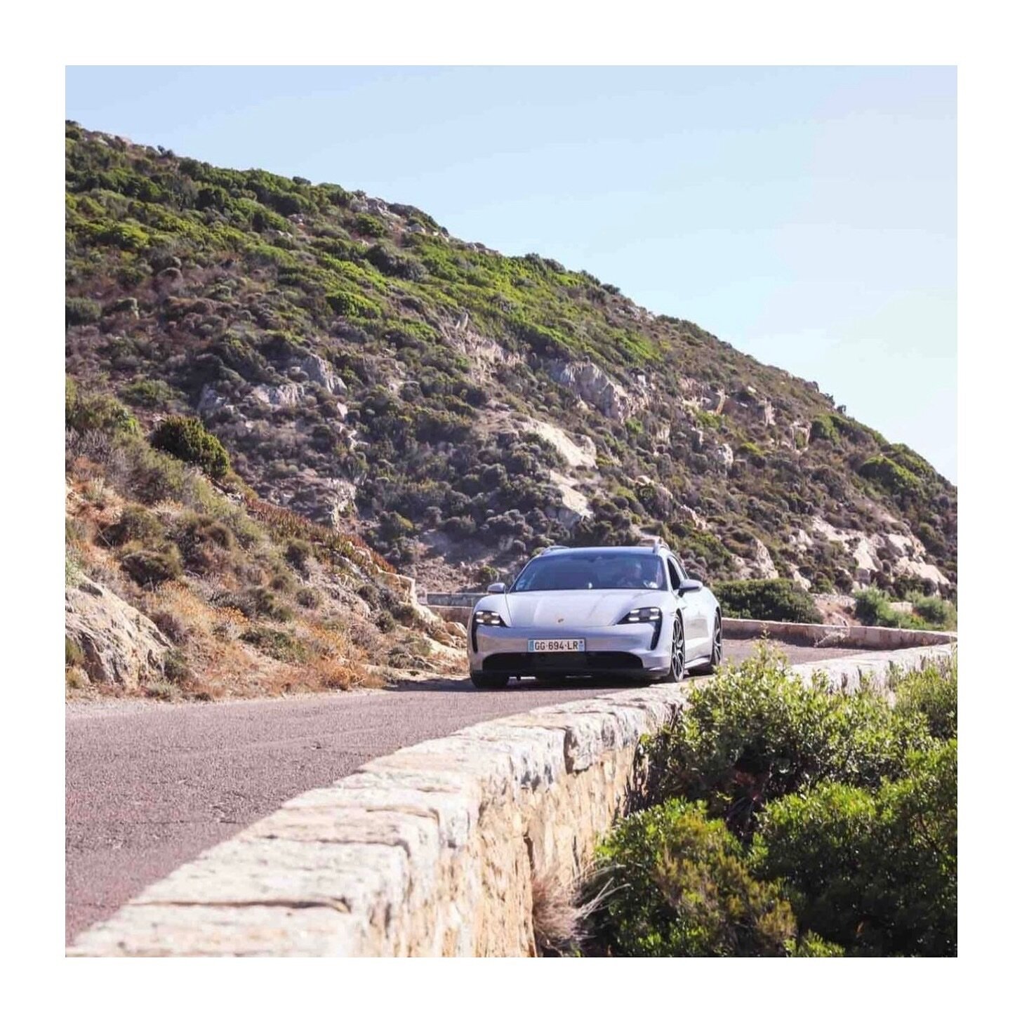 O Taycan da Porsche (@porsche) &eacute; ideal e silencioso para desbravar os caminhos da C&oacute;rsega. Para reservar o seu no pr&oacute;ximo ver&atilde;o entre em contato conosco. #Concierge #Corse #France