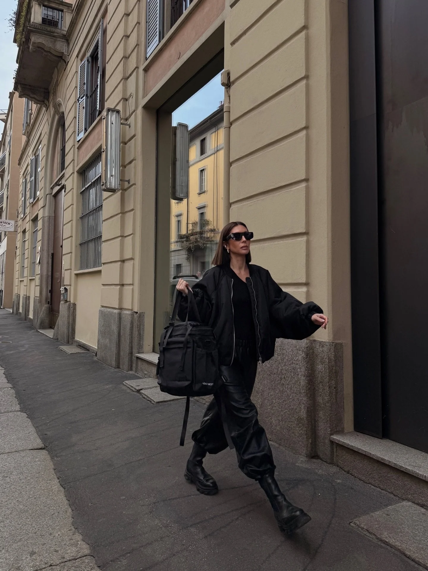 Caught on the move while talking fashion trends. 

Always with me during important styling jobs and trips - my @done.supply_ bag in total black

.
.
.
.
.
#fitspo #ootd #minimalstyle  #styleinspiration 
personalshoppermilan styleadvice fits beforeand
