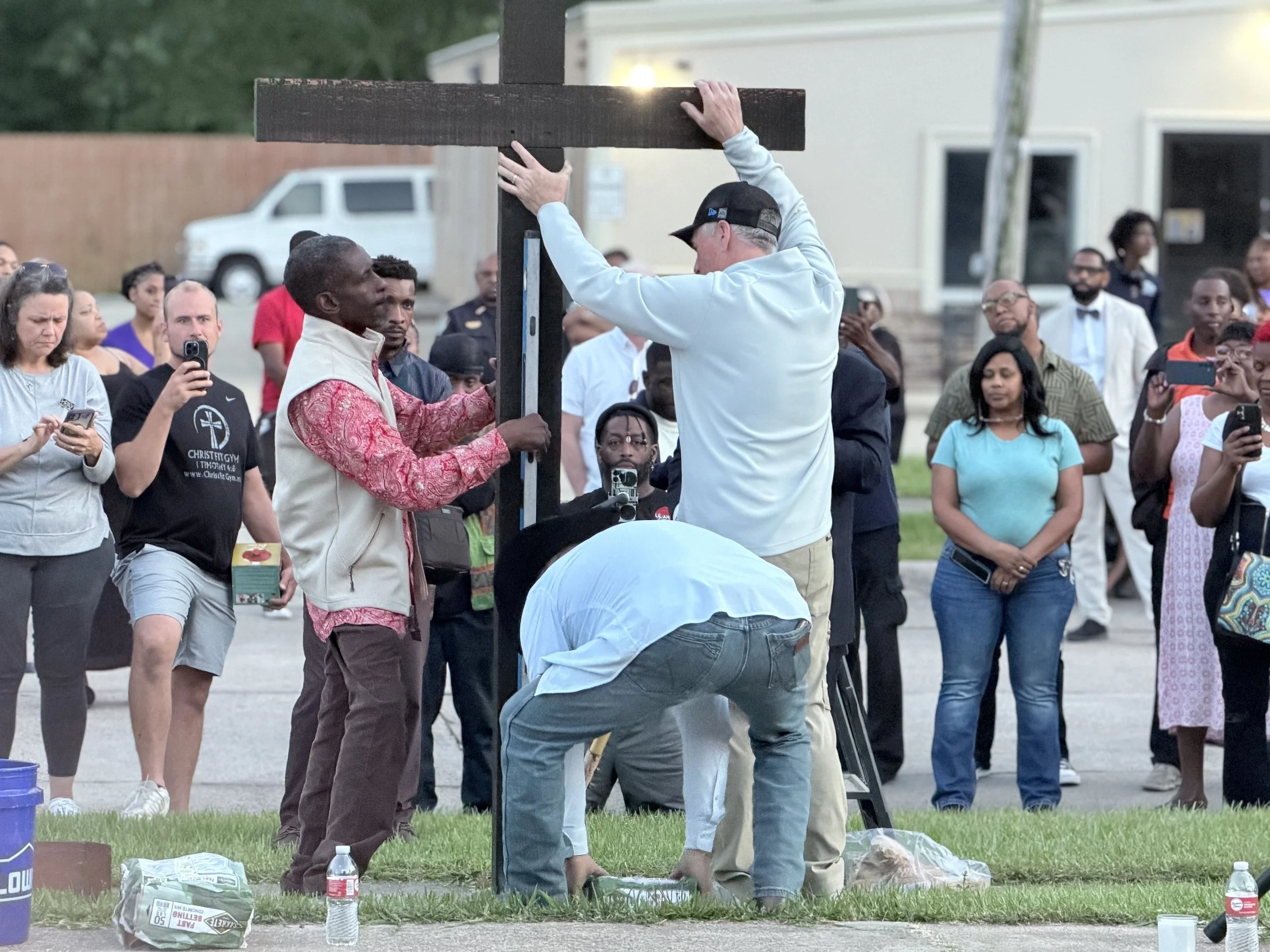 It was a very poignent time as the cross was placed in Shreveport, LA where 8 children lost their lives due to a mass shooting. Prayers with many who experienced loss including a mother who lost here child. Please keep the entire community its in pra