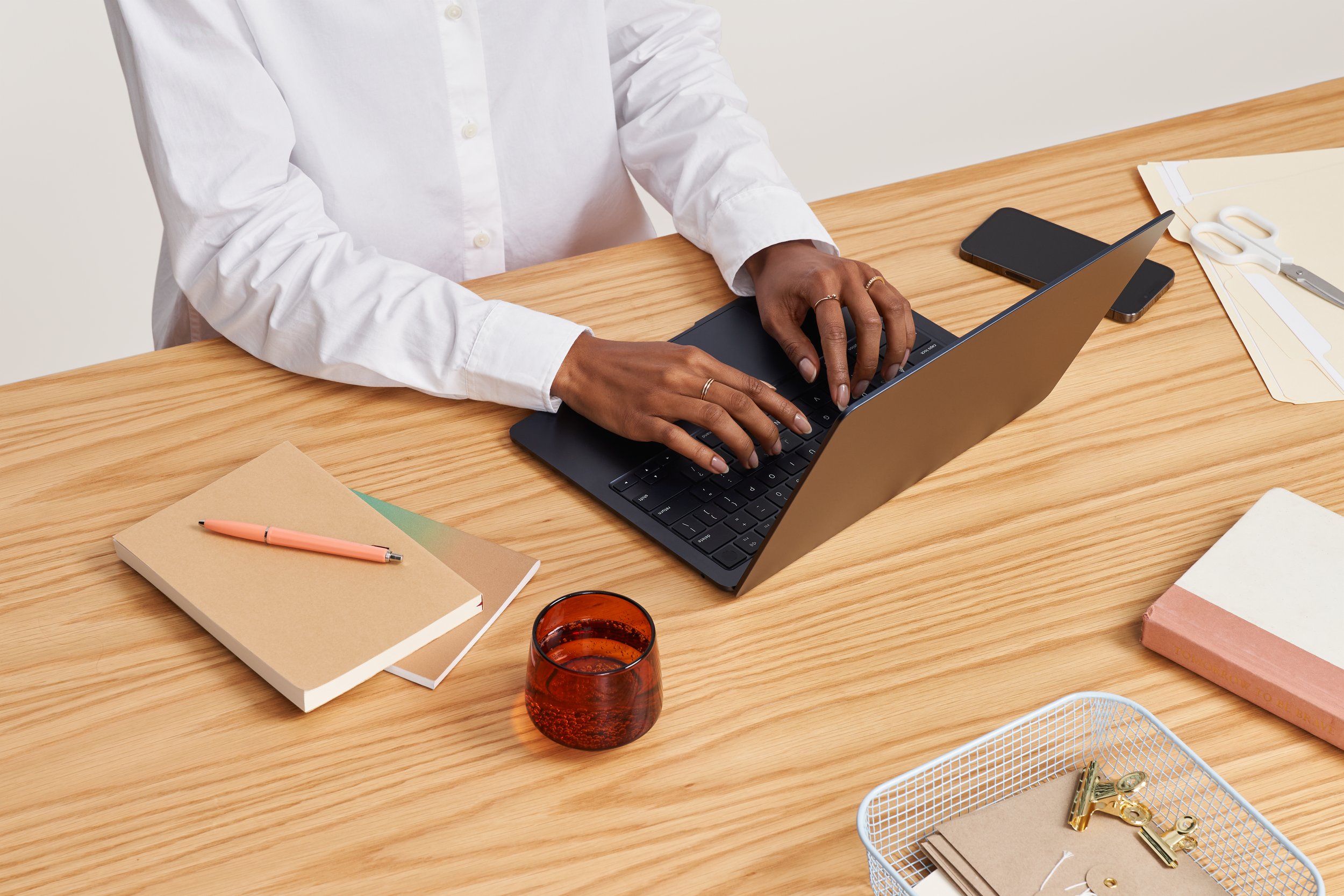 230609_laptop_female.jpg