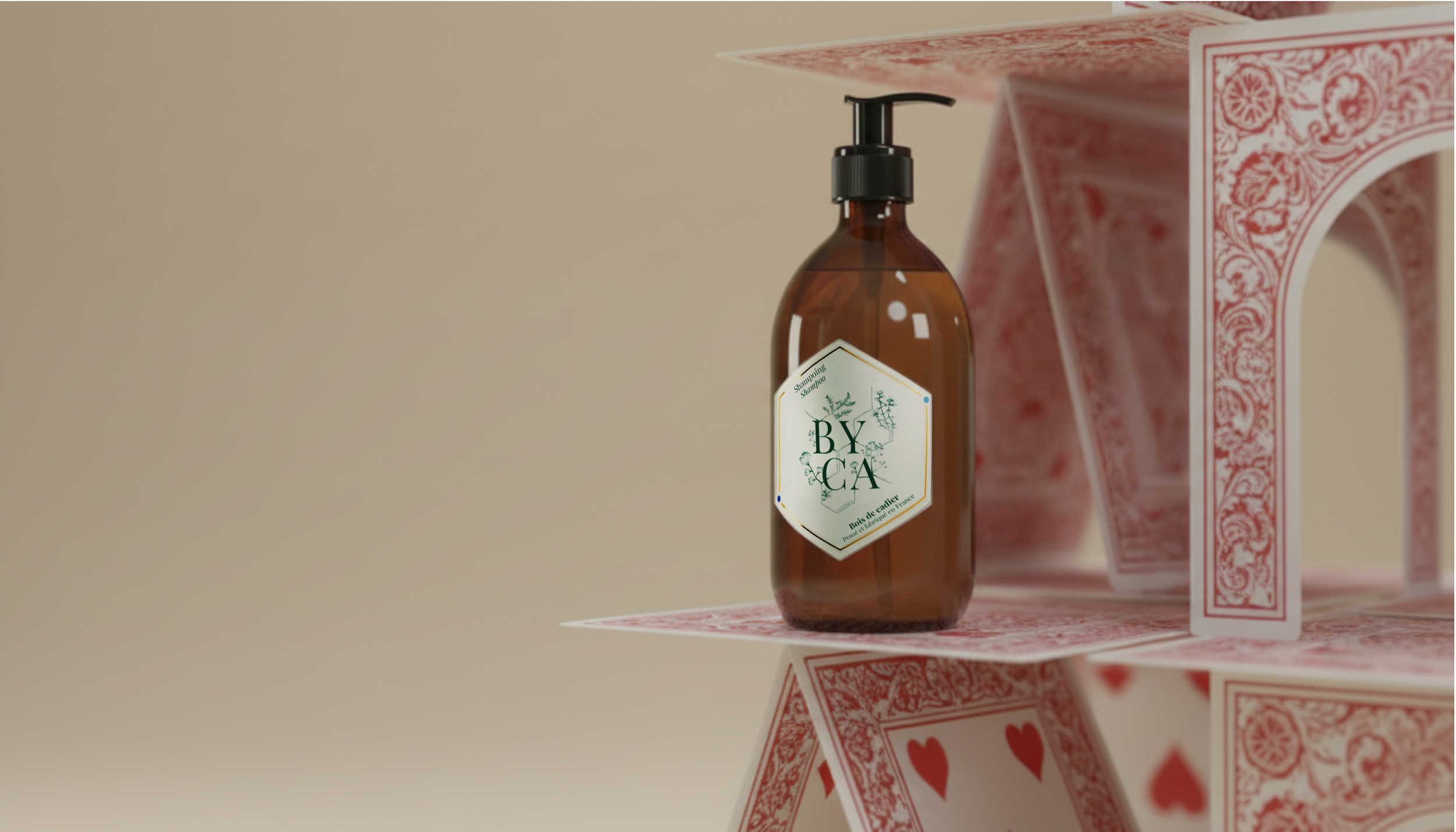 Une bouteille de shampoing en plastique brun avec un bouchon à pompe, placée sur une structure en papier représentant une maison faite de cartes à jouer.