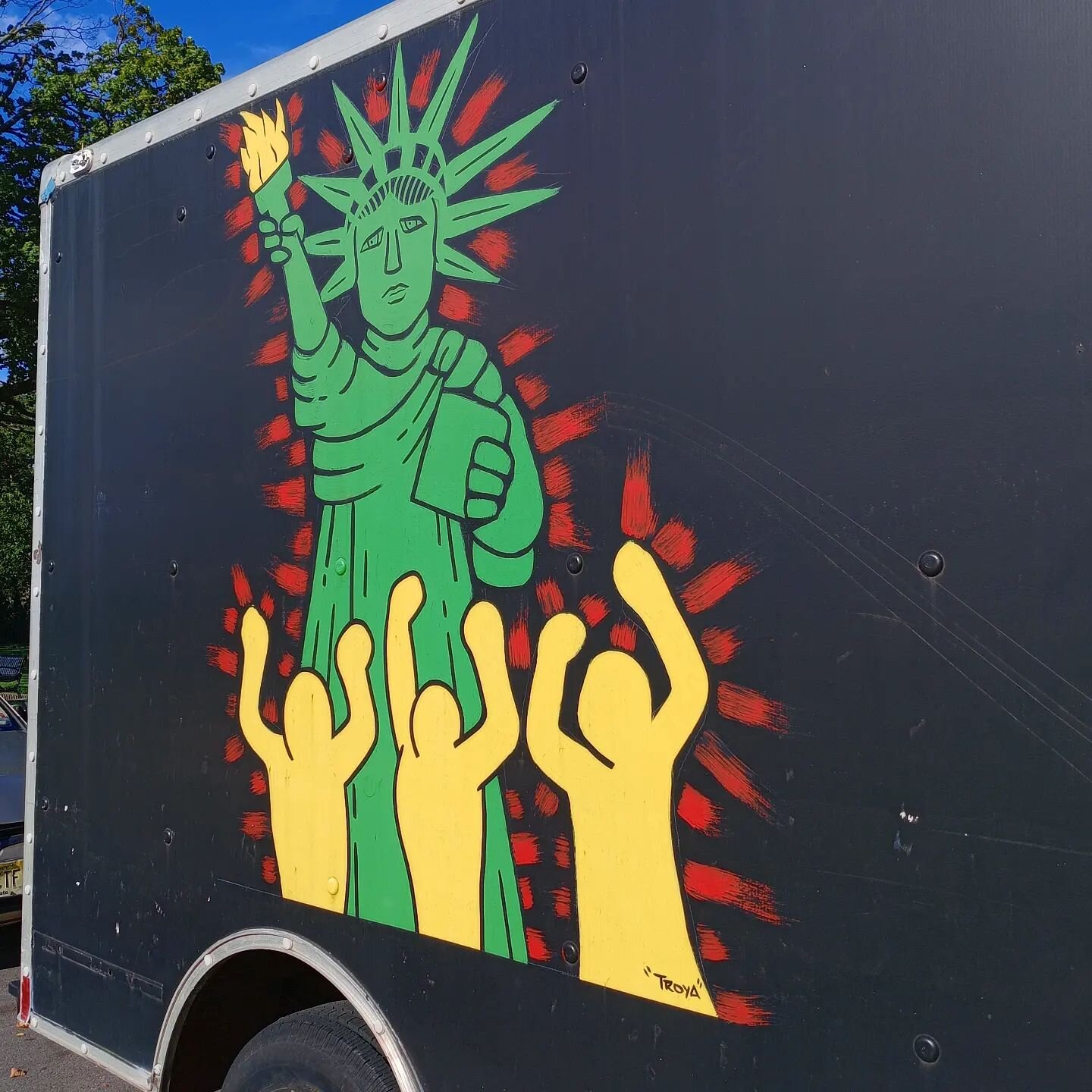 Box truck in the hood 🗽

#art #nyc #nj #boxtruckgraffiti #streetart #android #statueofliberty #troya