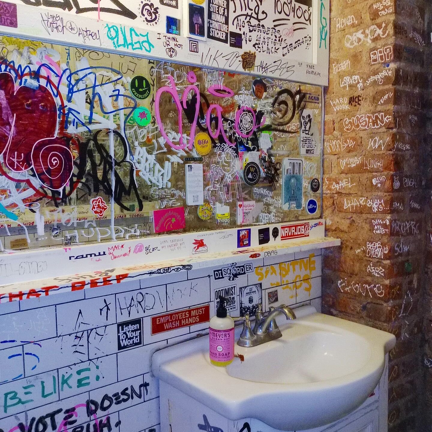 Brooklyn coffee house bathrooms tend to look like this 😍 (phone shot).

#graffiti #brooklyn #bathroom #brooklynbathrooms #nyc #art #publicart