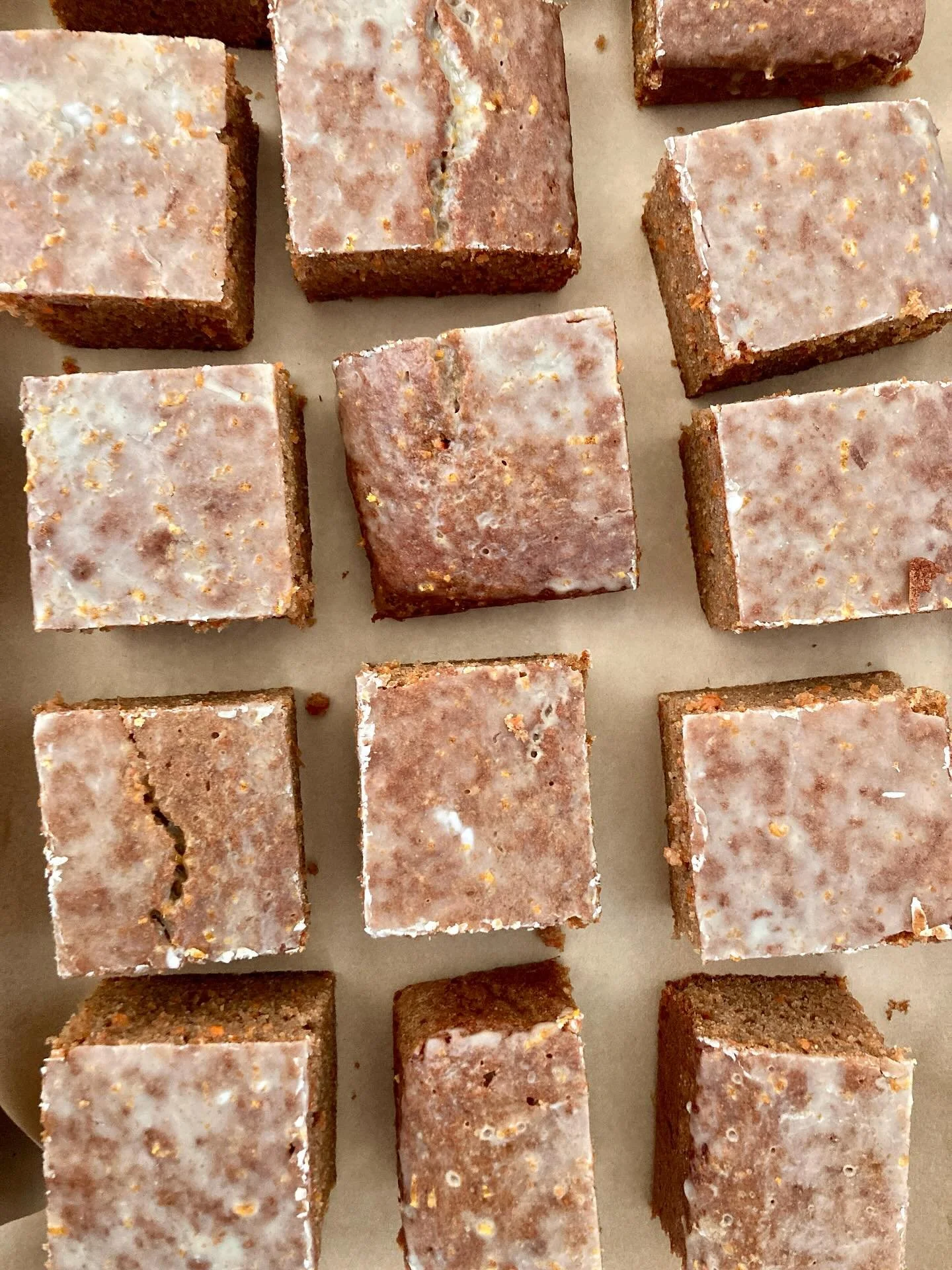 La recette du carrot cake, sur la musique choisie par ma fille pour le go&ucirc;ter ! 
Pour un gros cake (moi j&rsquo;ai cuit en moule plut&ocirc;t carr&eacute; mais c&rsquo;est aussi chouette en moule &agrave; cake).

&bull; secs :&nbsp;
- 250g de f