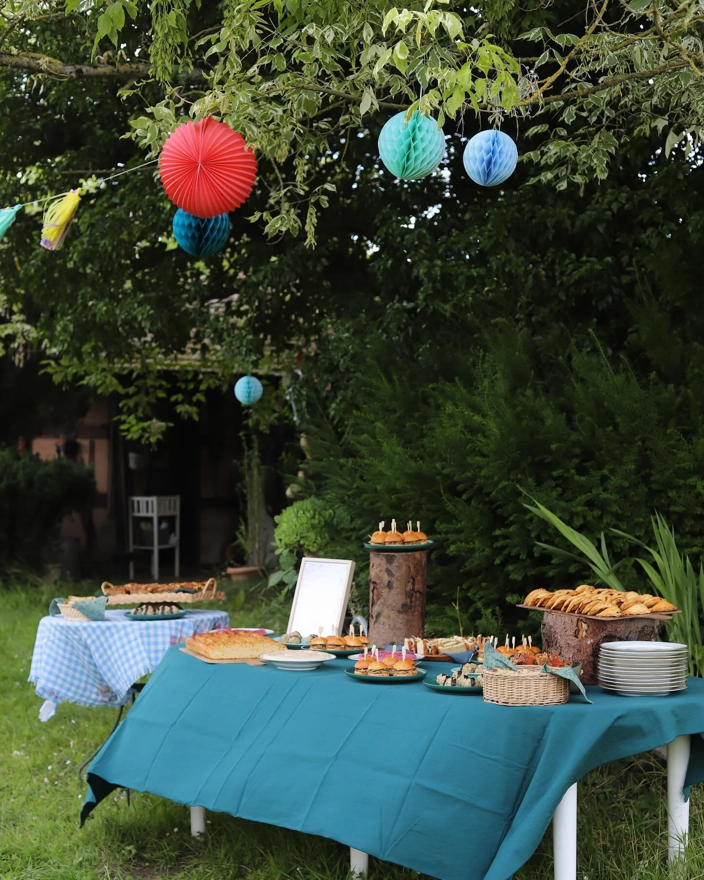 C&rsquo;&eacute;tait en juin, un anniversaire dans un lieu magique, un jardin merveilleux cach&eacute; au milieu des arbres. 
J&rsquo;ai eu le temps d&rsquo;immortaliser le buffet dans cet &eacute;crin de verdure. Quel plaisir de cuisiner pour de si 