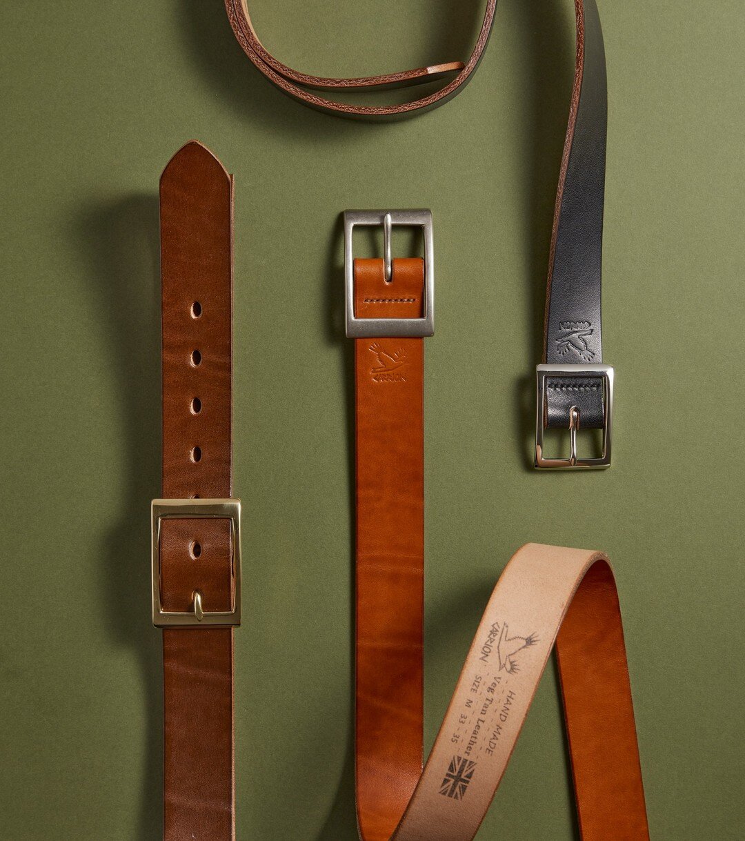 RAVEN 

Made from 100% natural vegetable tanned leather for men and women. Our Raven belt features a simple, square, solid brass buckle with an integrated keeper loop for a stylish, contemporary finish. 

Create your Carrion belt: choose your preferr