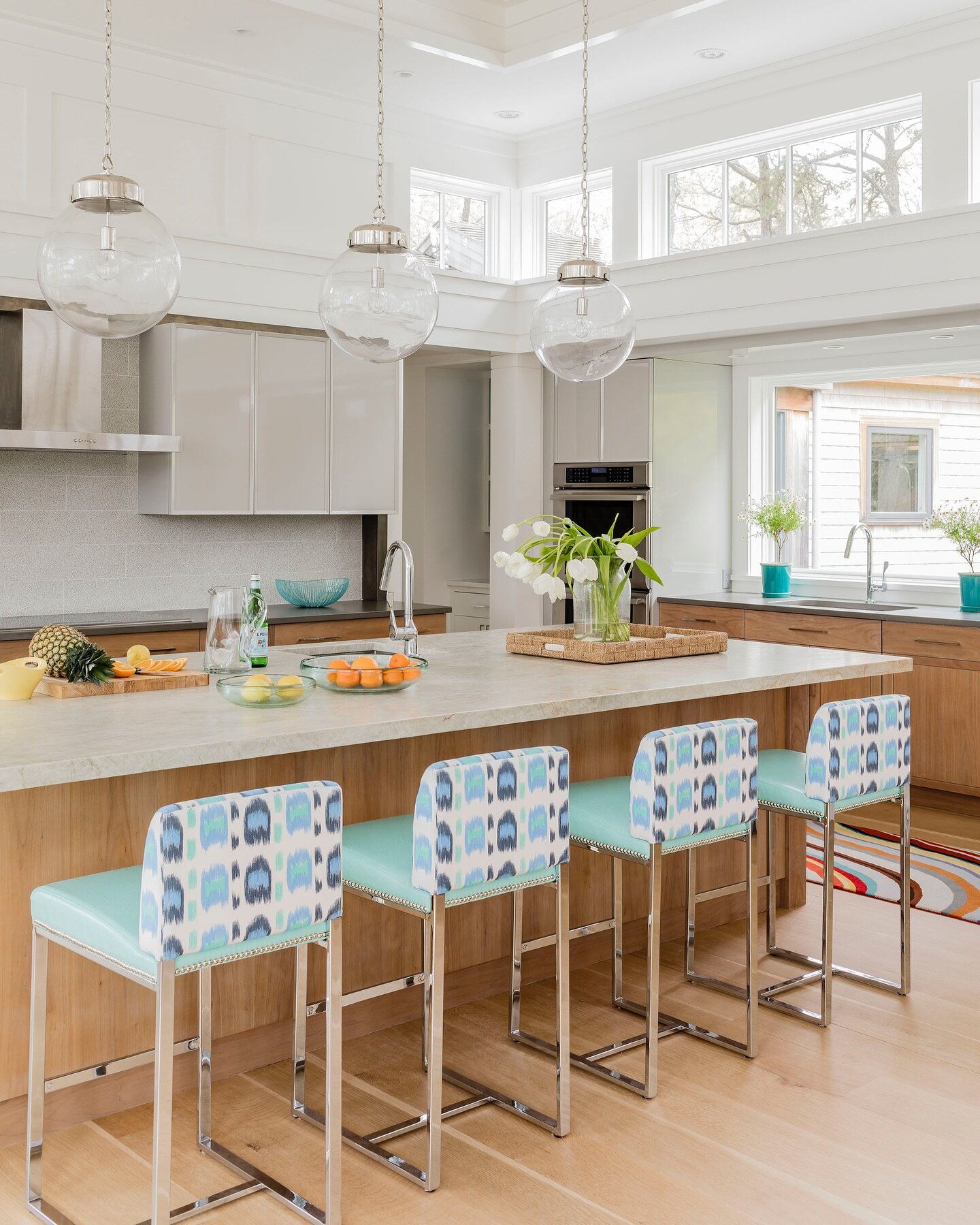 There&rsquo;s a lot to love about this kitchen, but our favorite thing just might be all that natural light.⁣
⁣
⁣
Interior design: @robingannoninteriors⁣
Photography: @michaeljleephotography