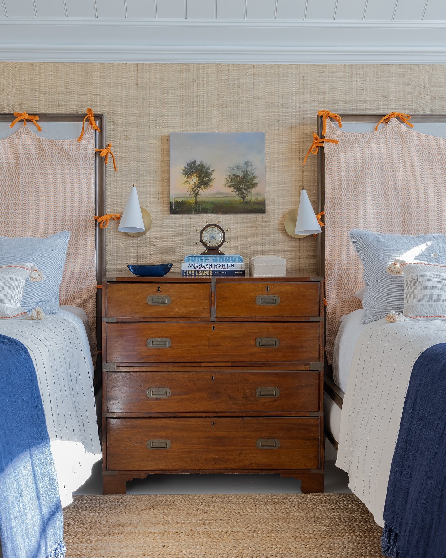 We love slipcovers on beds - it&rsquo;s a fun way to introduce another fabric, and it gives a space a casual element like in this Cape Cod guest room.⁣
⁣
⁣
Interior design: @robingannoninteriors⁣
Photography: @michaeljleephotography