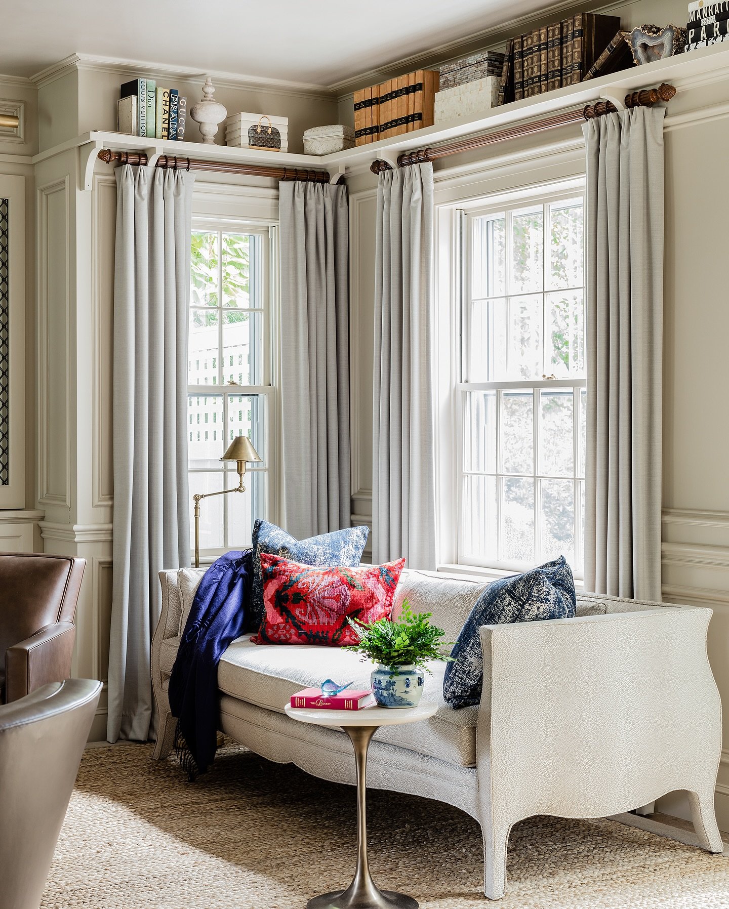 &ldquo;A house that has a library in it has a soul.&rdquo; ‒ Plato⁣
⁣
⁣
Interior design: @robingannoninteriors⁣
Photography: @michaeljleephotography