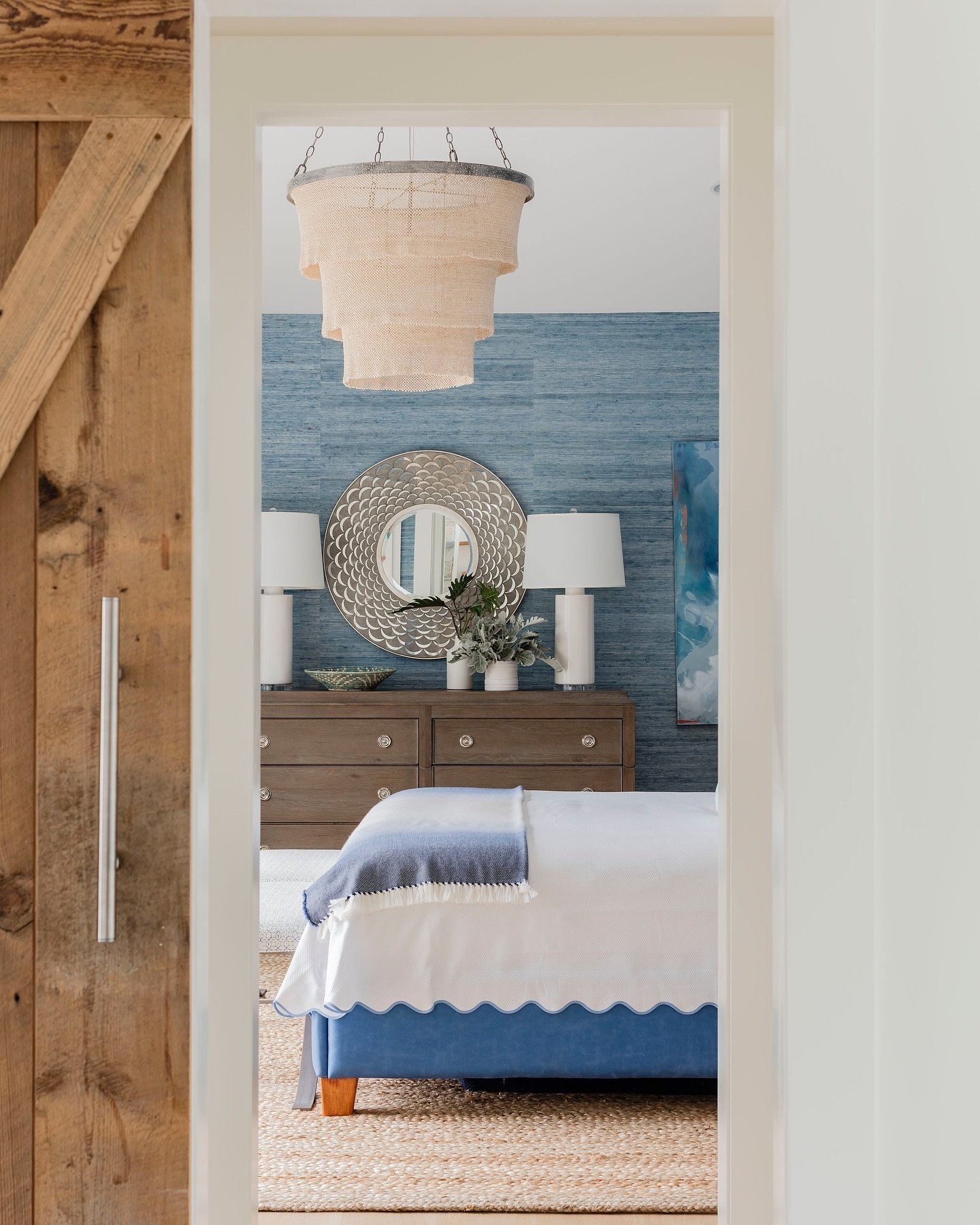 Looking to recharge your batteries this weekend? Just slide the door shut and you&rsquo;re in one of the most serene seaside havens around.⁣
⁣
⁣
Interior design: @robingannoninteriors⁣
Photography: @michaeljleephotography