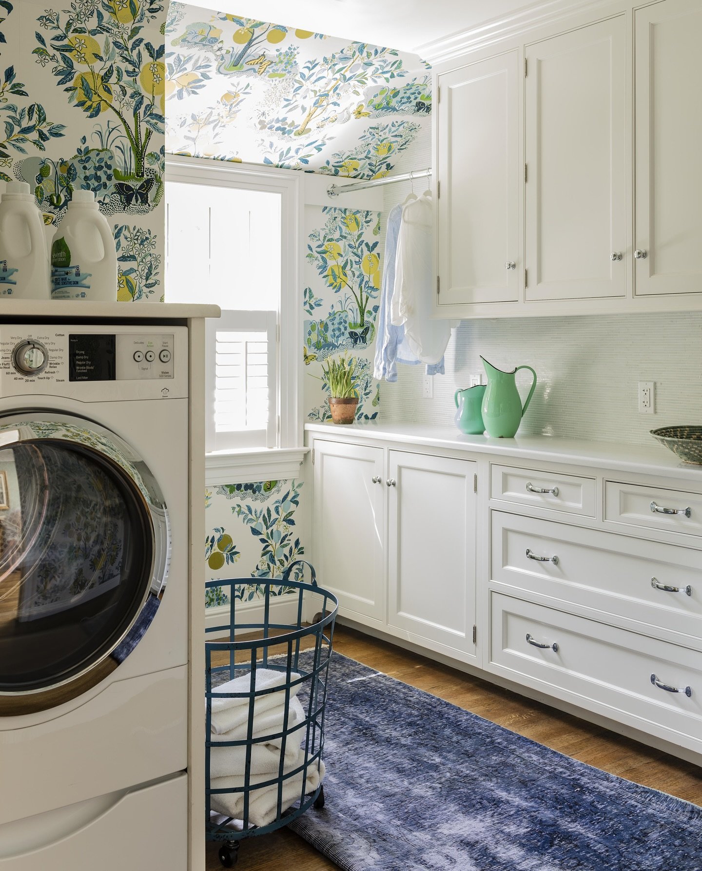 From mundane to marvelous: Revamp your laundry routine with a room that blooms with charm. 🍋⁣
⁣
⁣
Interior design: @robingannoninteriors⁣
Photography: @michaeljleephotography