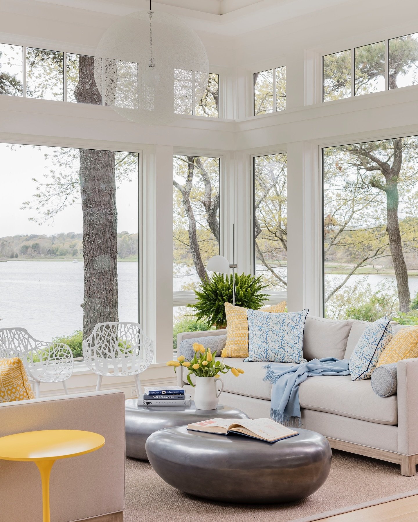 Not wanting to compete with the views, the design details in this waterfront home&rsquo;s sunroom are kept subtle - but certainly not sterile.⁣
⁣
⁣
Interior design: @robingannoninteriors⁣
Photography: @michaeljleephotography